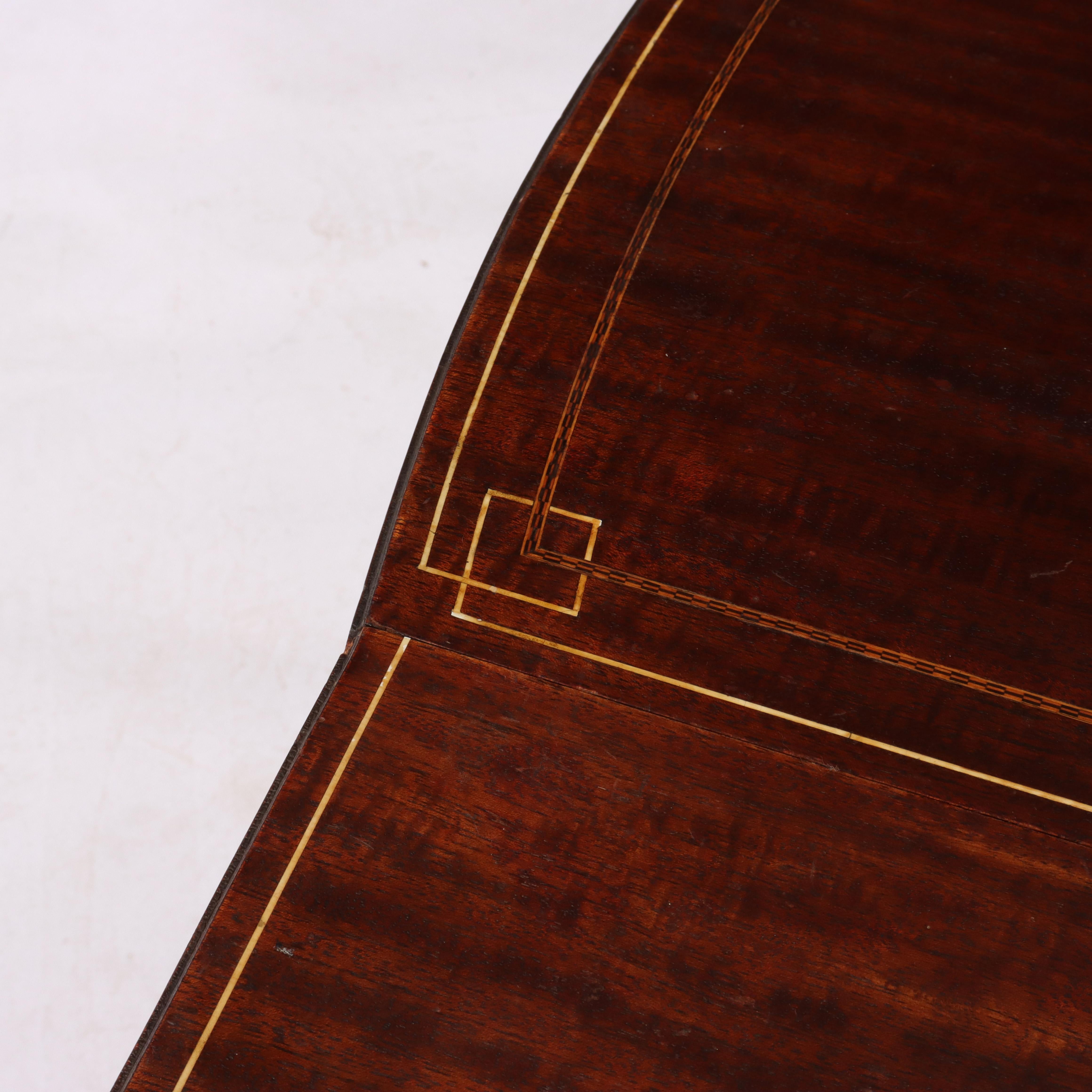 Acajou Ancien meuble de couture à 3 tiroirs en acajou et marqueterie C1920 en vente