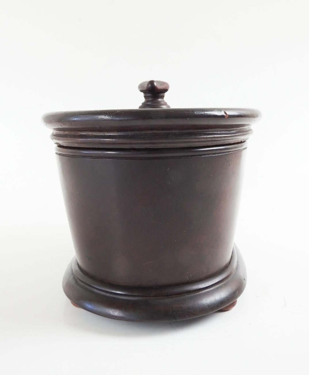 Antique Mahogany Inlay Carved Oval Box In Good Condition For Sale In Seguin, TX