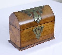 Boîte à bijoux ancienne en acajou avec détails en laiton