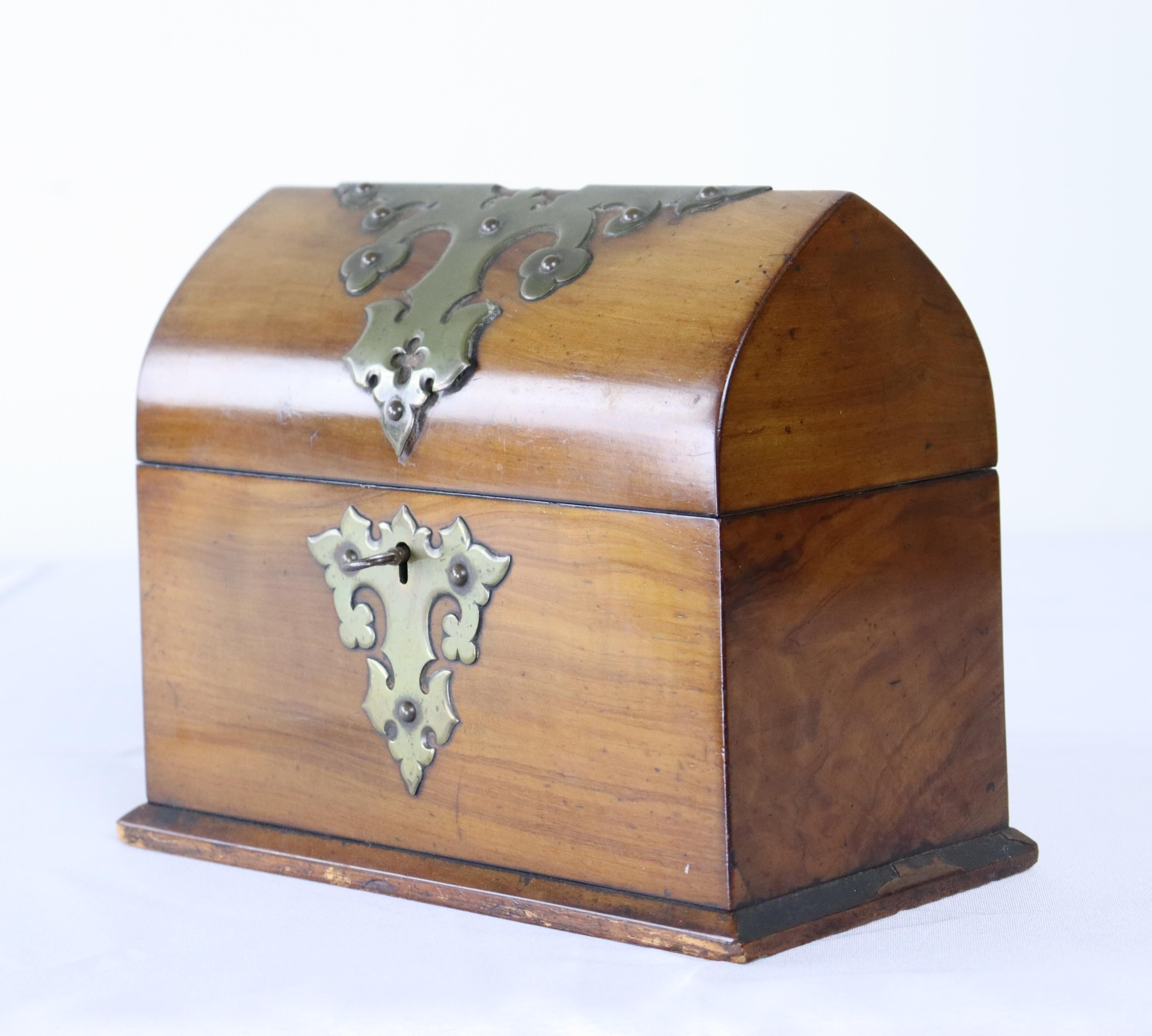 XIXe siècle Boîte à bijoux ancienne en acajou avec détails en laiton en vente