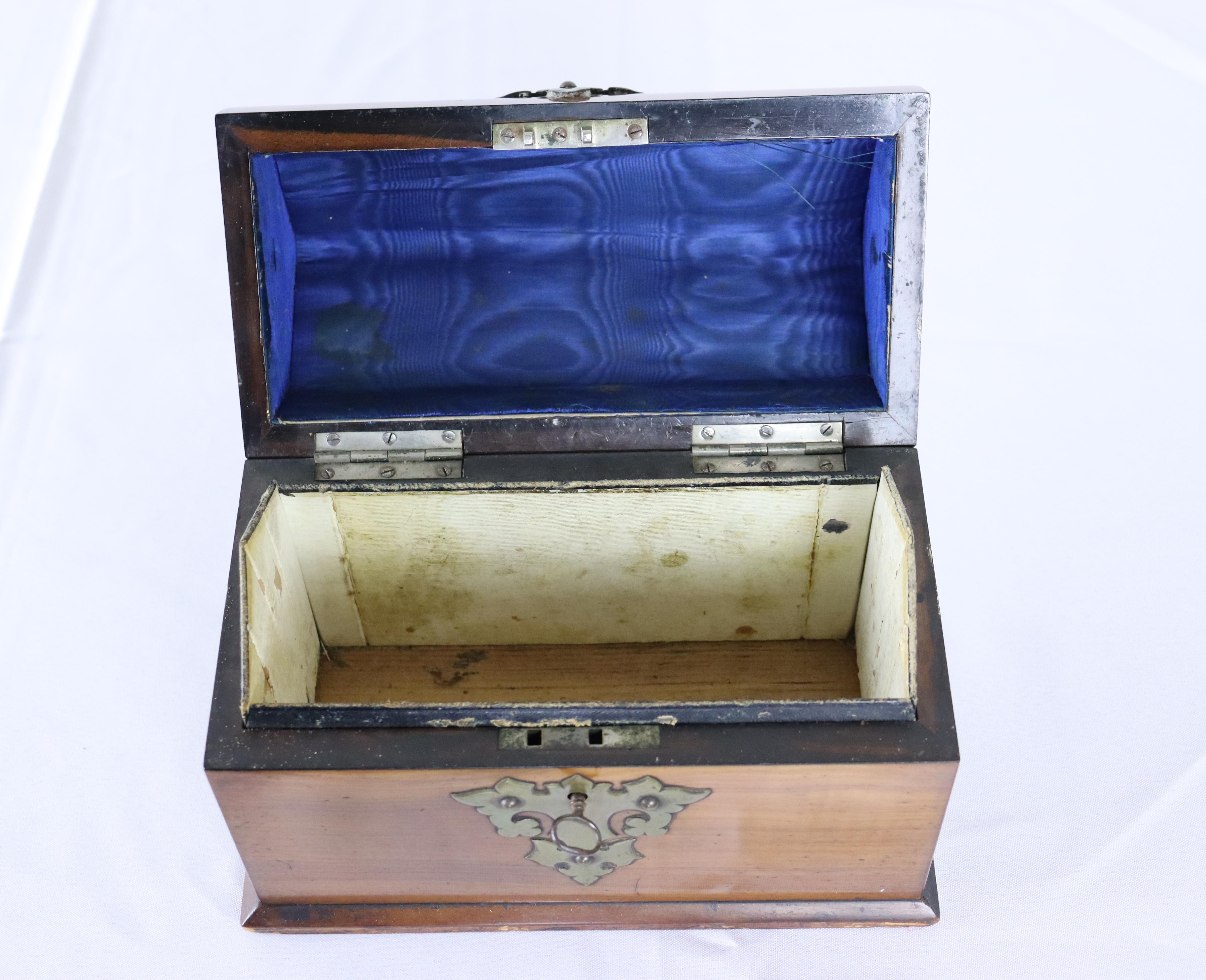 Laiton Boîte à bijoux ancienne en acajou avec détails en laiton en vente