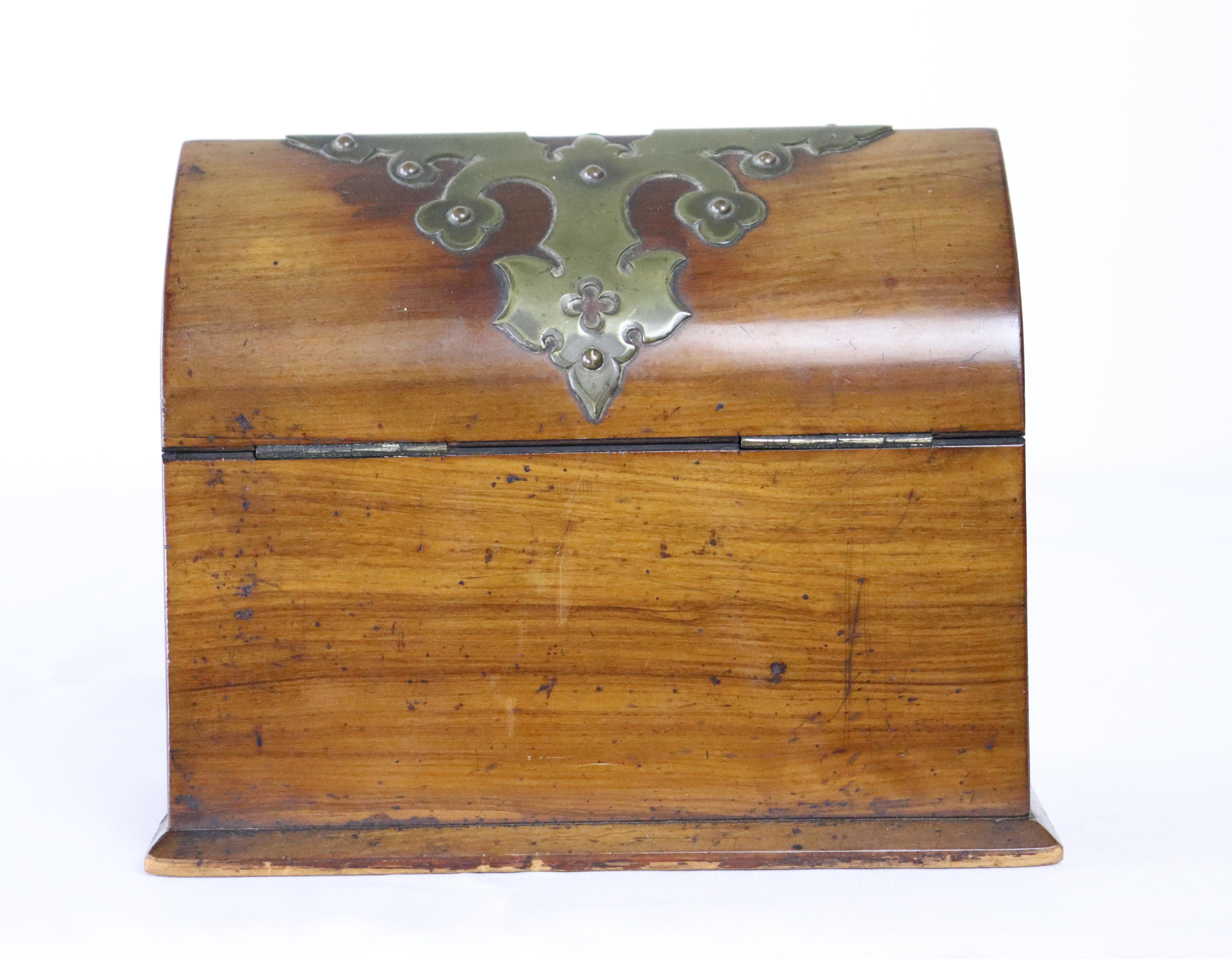 Boîte à bijoux ancienne en acajou avec détails en laiton en vente 1