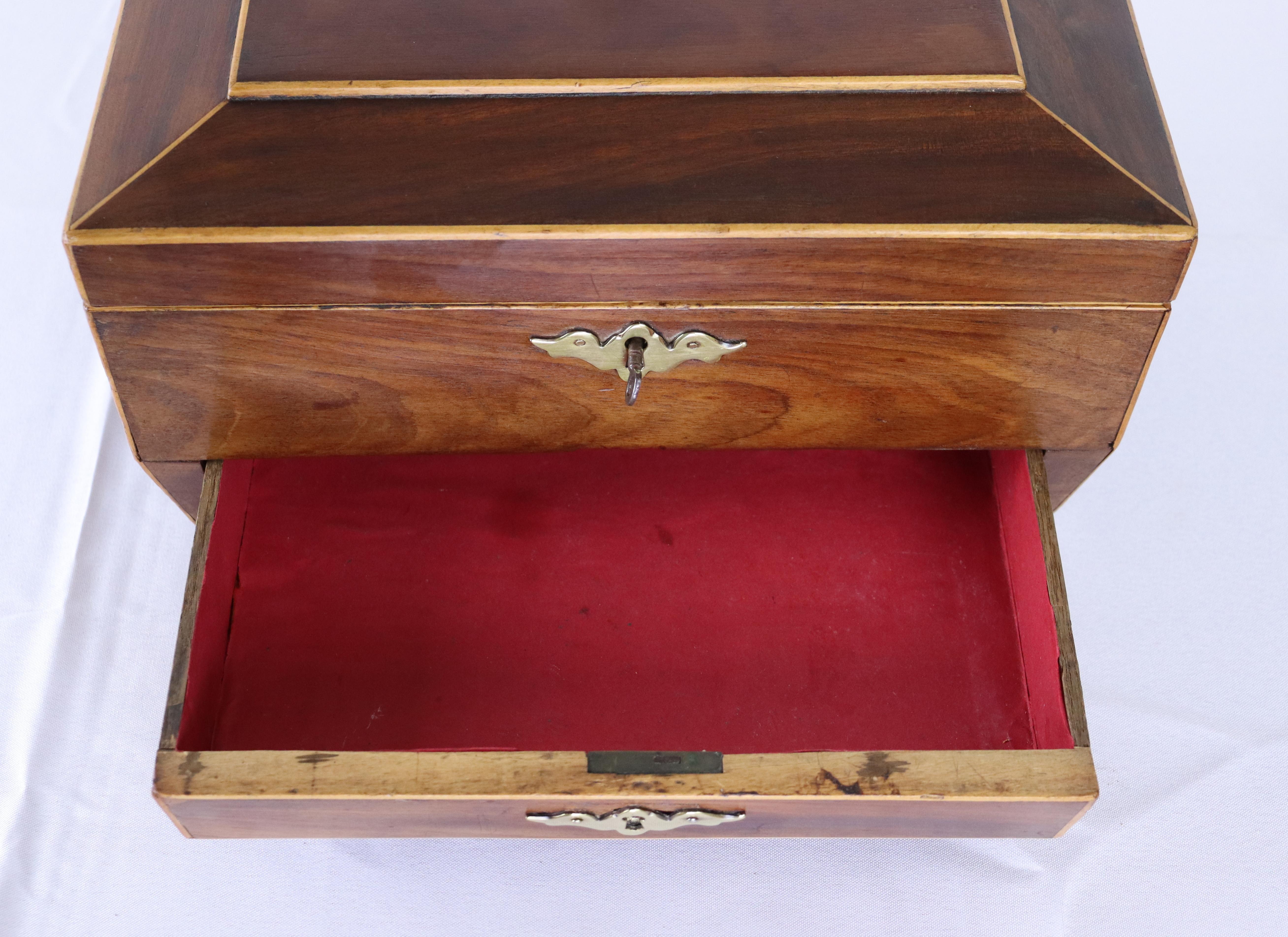 Boîte à bijoux ancienne en acajou avec cordage en bois de satin en vente 4