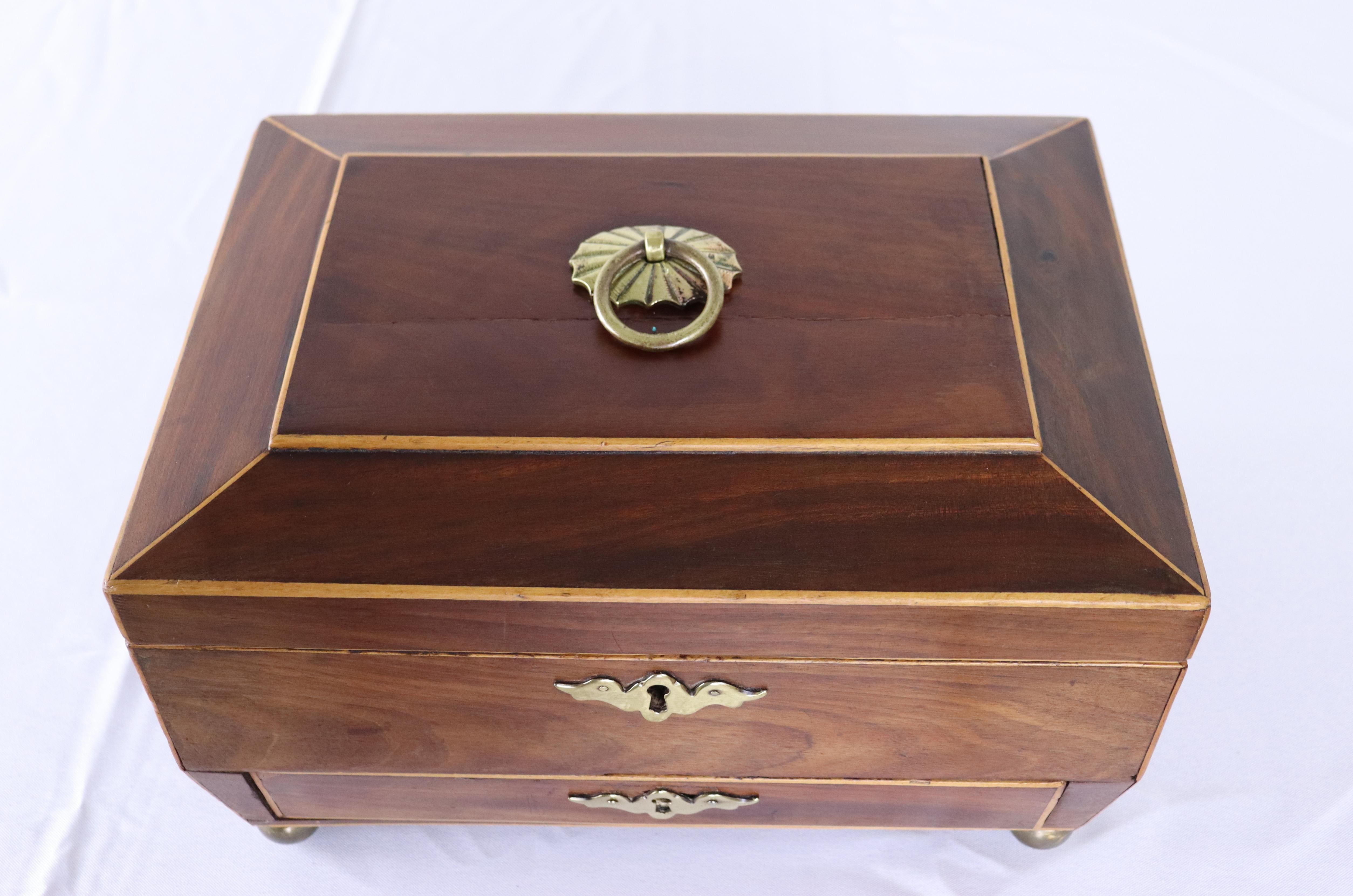 XIXe siècle Boîte à bijoux ancienne en acajou avec cordage en bois de satin en vente