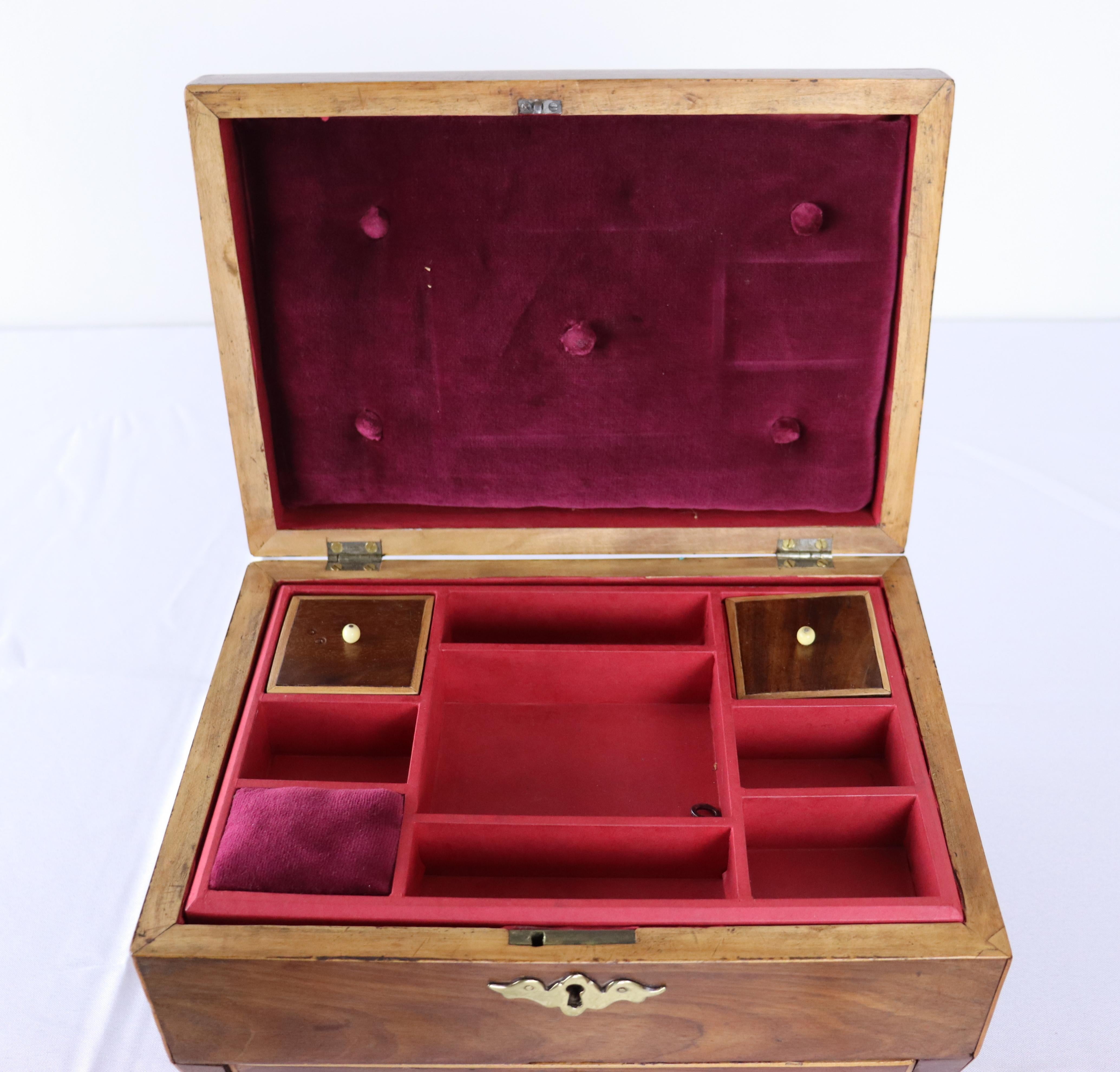 Boîte à bijoux ancienne en acajou avec cordage en bois de satin en vente 2