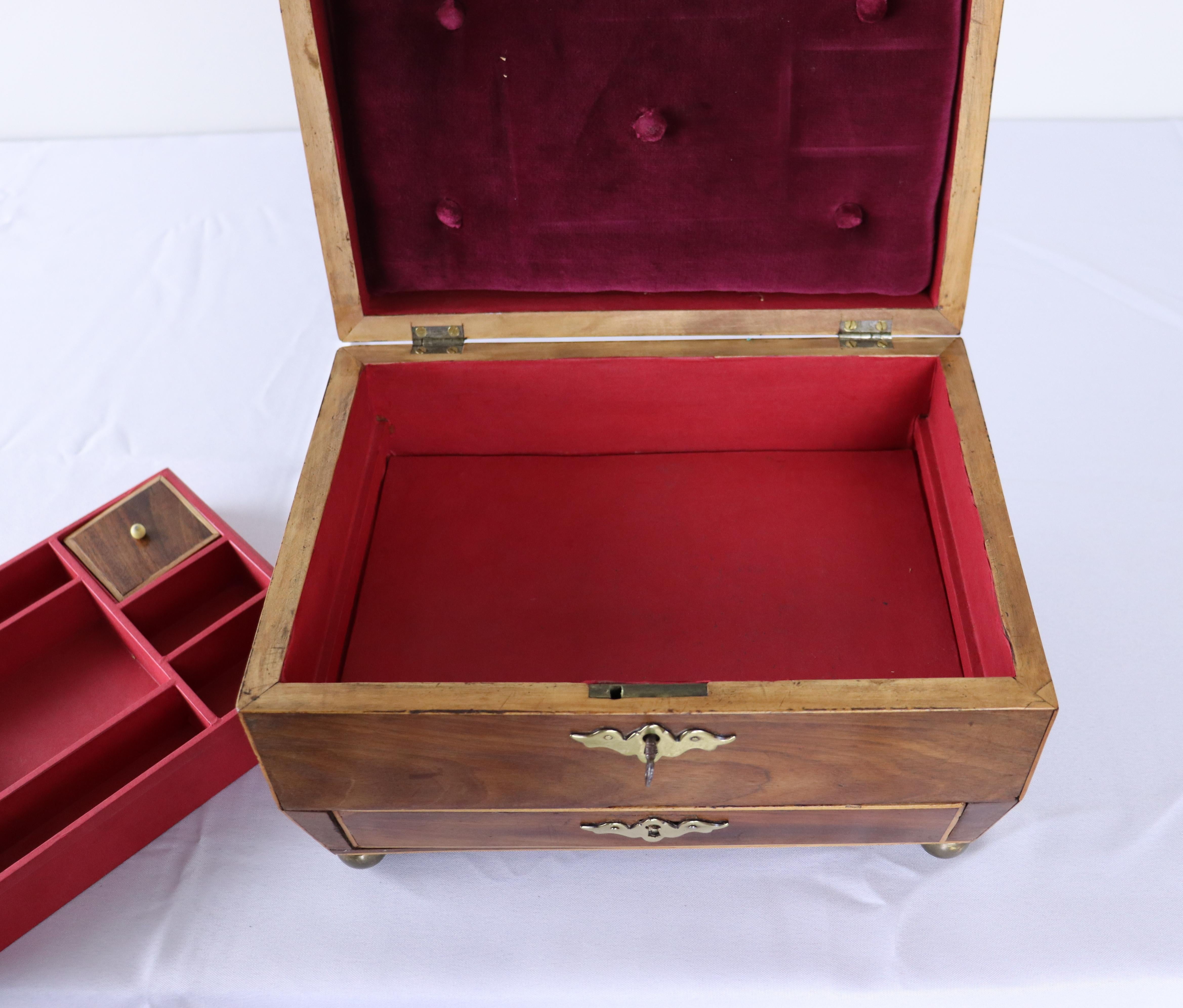 Boîte à bijoux ancienne en acajou avec cordage en bois de satin en vente 3