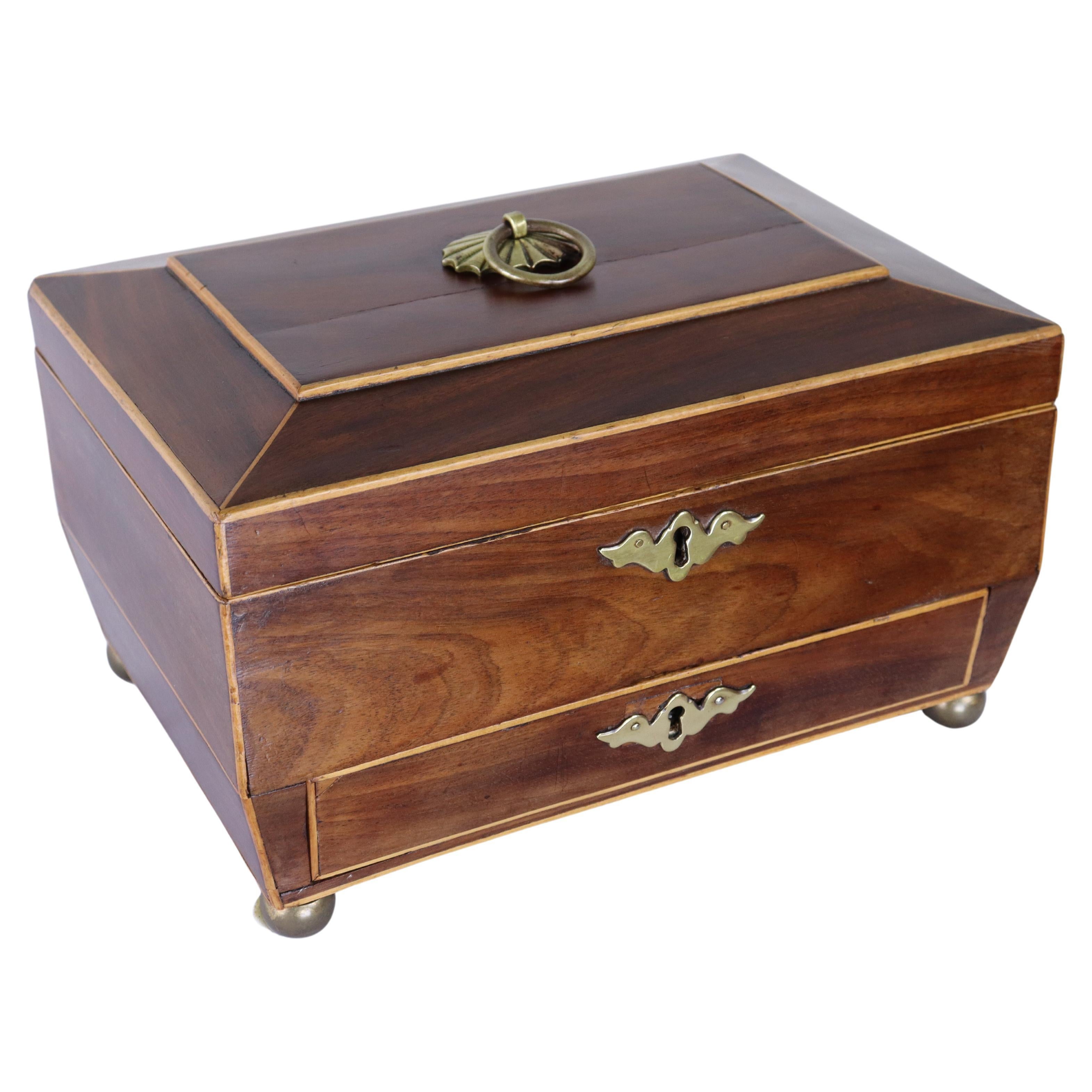 Boîte à bijoux ancienne en acajou avec cordage en bois de satin en vente