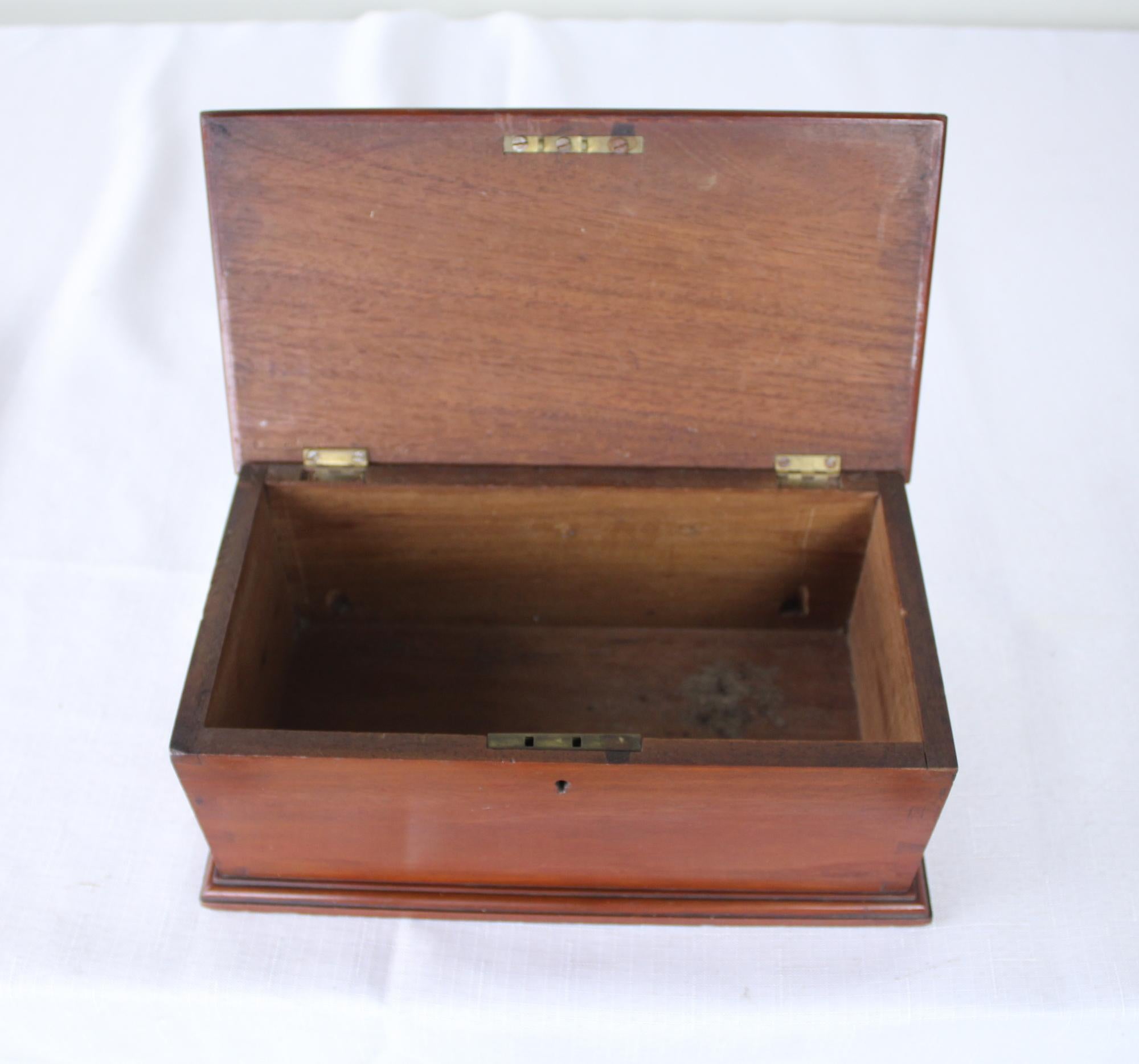 Antique Mahogany Jewelry Box with Shaped Top In Good Condition In Port Chester, NY