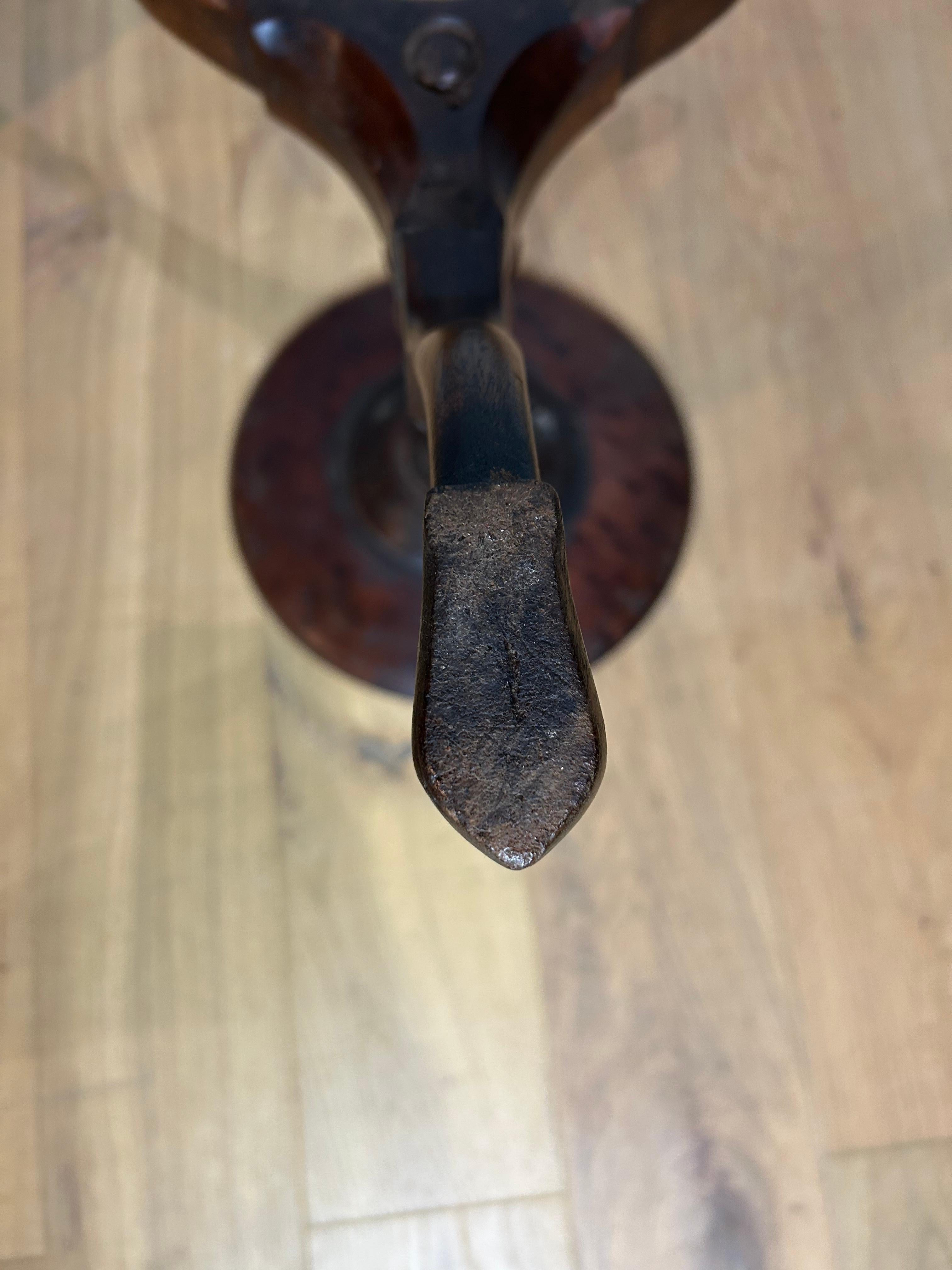 Soporte para tetera/mesa para vino de caoba en venta 4