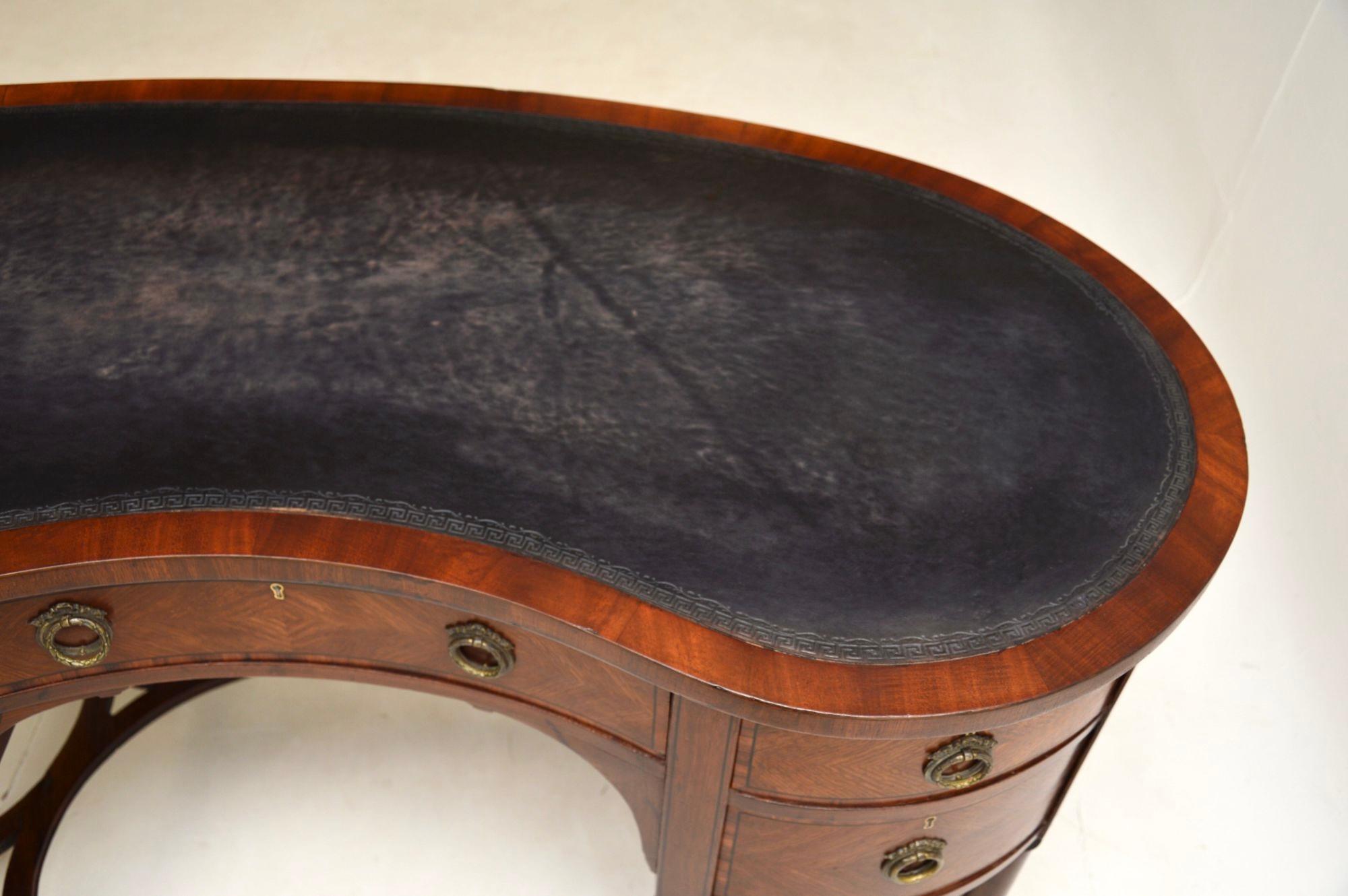 Antique Georgian Style Kidney Shaped Desk In Good Condition For Sale In London, GB