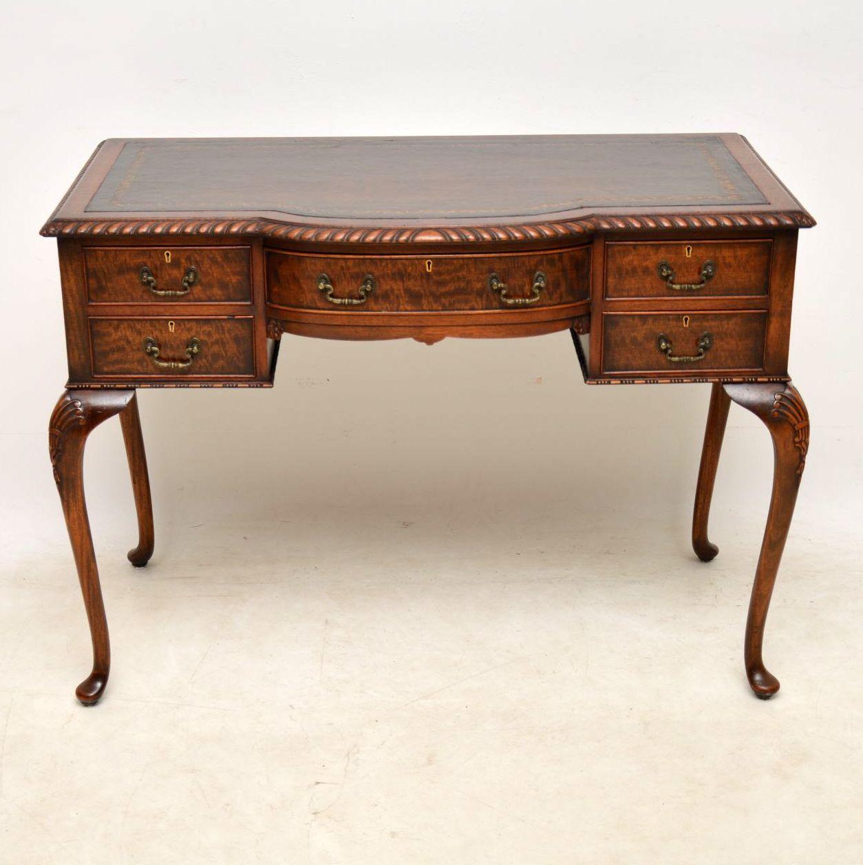 High quality antique leather top mahogany desk, dating to around the 1890 period and in excellent condition. This desk has some very fine carvings in many different places, so please enlarge all the images to see everything. It’s also free standing