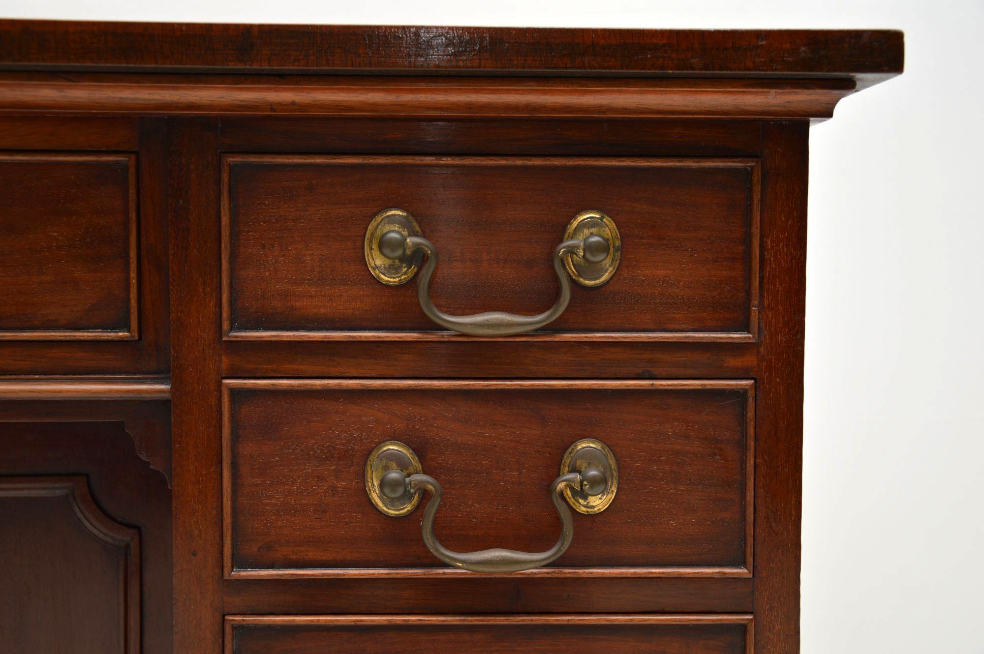 Antique Mahogany Leather Top Knee Hole Desk In Good Condition In London, GB