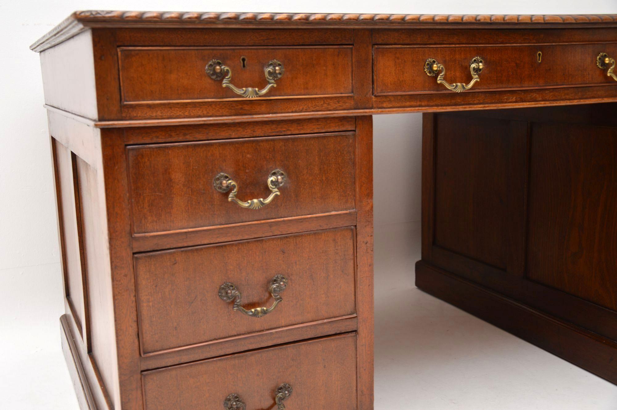 Antique Mahogany Leather Top Pedestal Desk In Good Condition In London, GB
