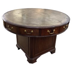 Table à tambour de location antique en acajou avec plateau en cuir 