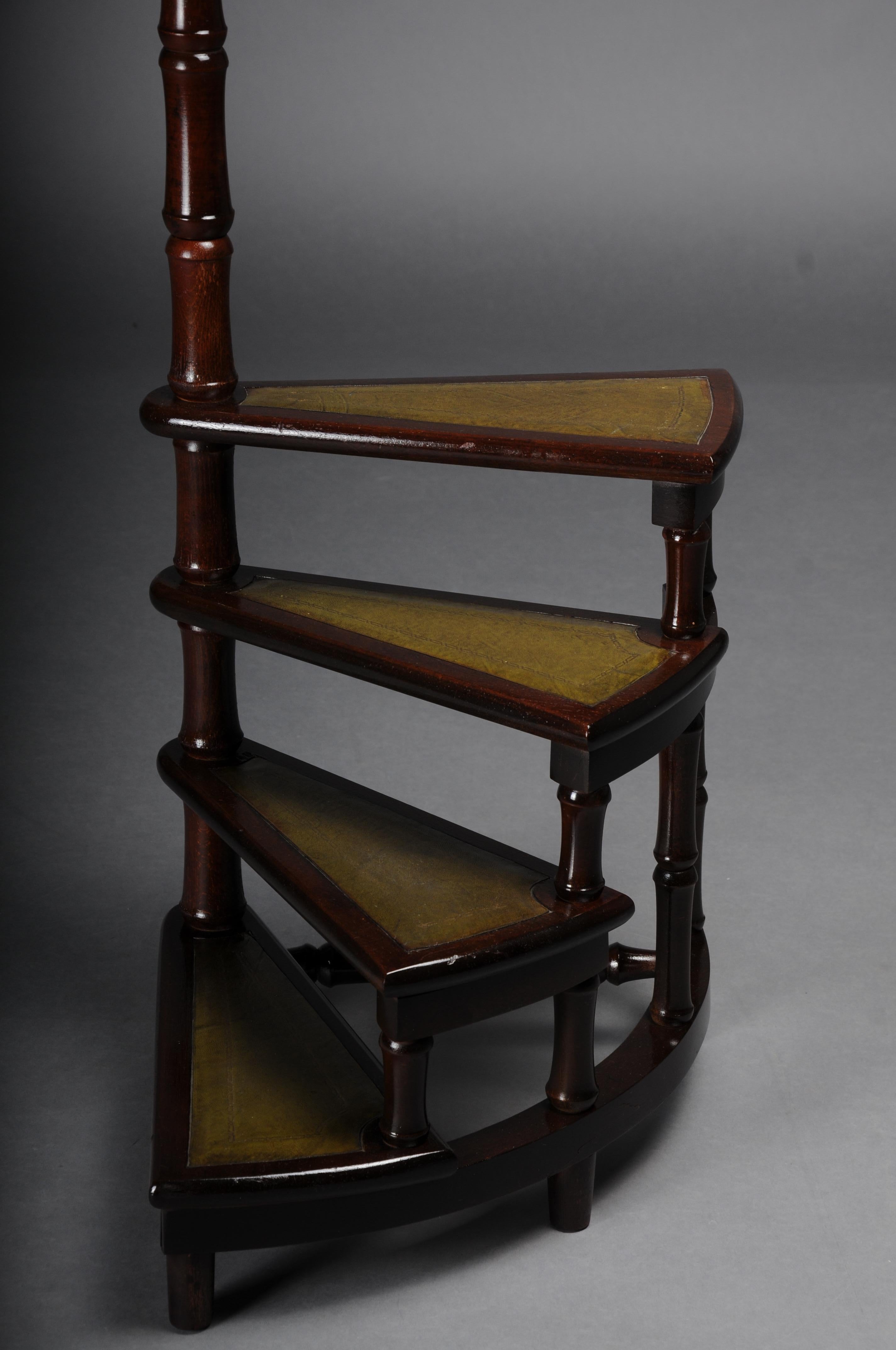 Antique mahogany library ladder, England, 20th century with green leather In Good Condition In Berlin, DE