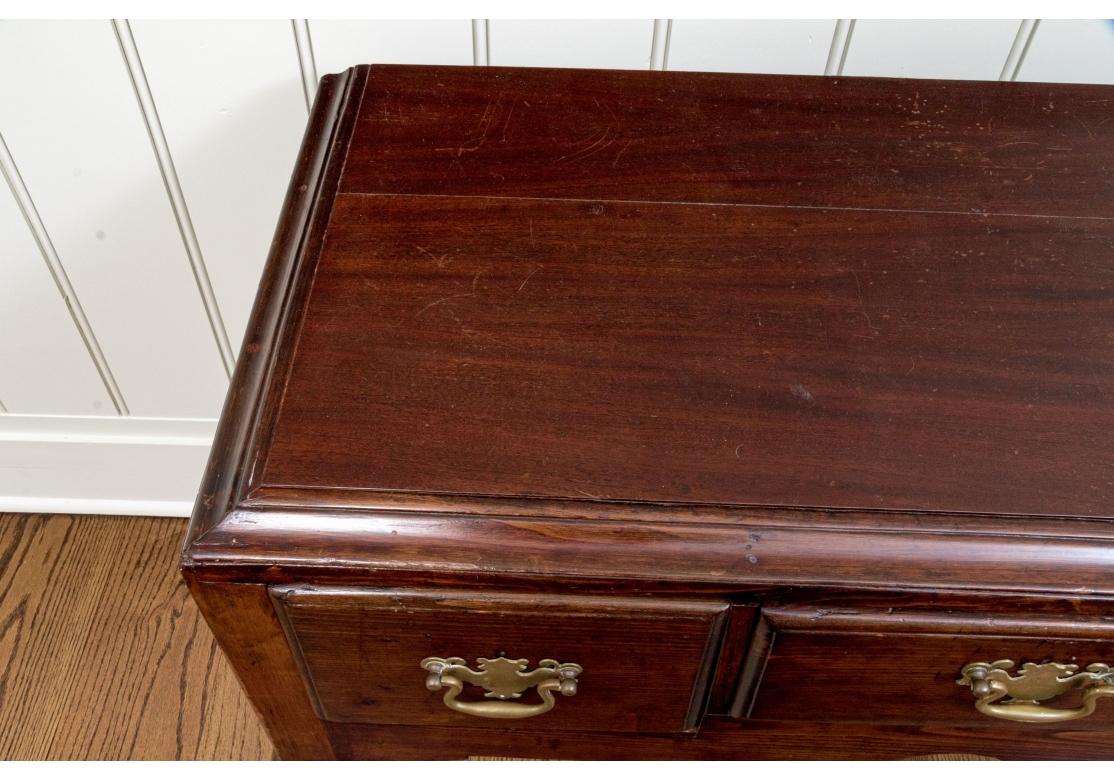 XIX secolo Antico Lowboy in mogano in vendita