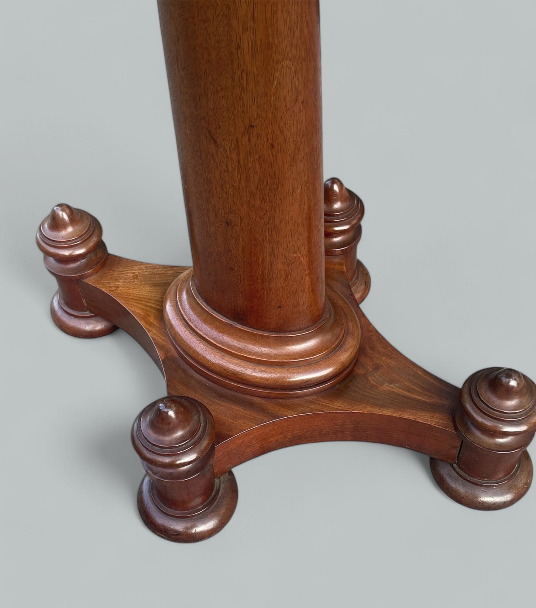 XIXe siècle Antique Mahogany Marble Topped Lamp Victorian English Side Occasional Table 19Ct en vente