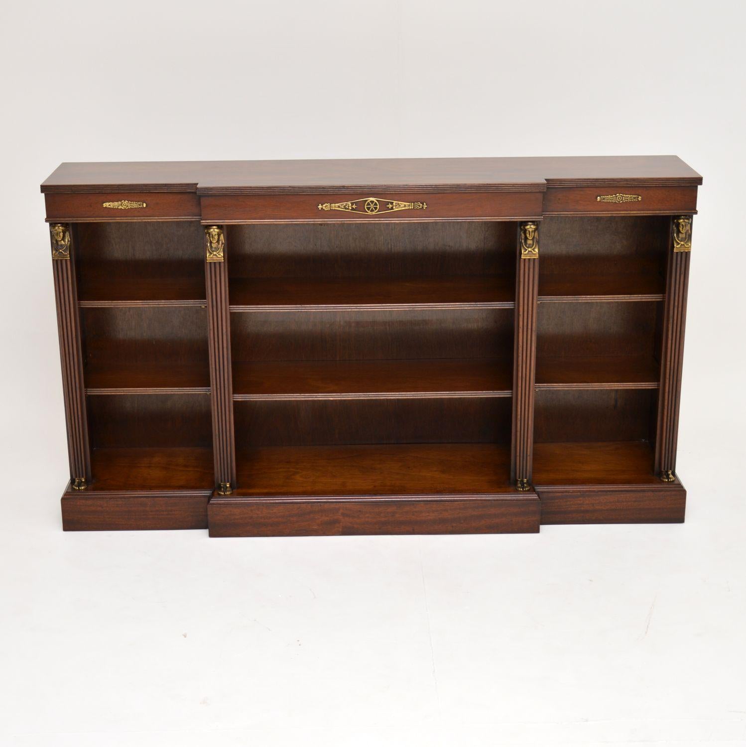 Antique mahogany neoclassical Regency style breakfront dwarf bookcase in excellent condition & dating to circa 1950s period.

This open bookcase has a reeded top edge & adjustable shelves, also with reeded edges. There are gilt bronze mounts