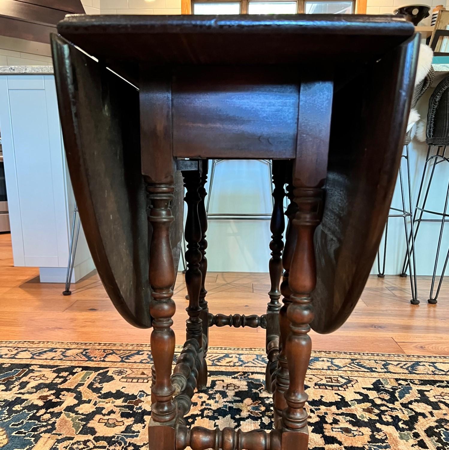 English Antique Mahogany Oval Victorian Sunderland/Folding Table with Turned Legs For Sale