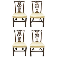 Anciennes chaises de salle à manger en acajou sculptées en forme de pagode de style chinois Chippendale:: ensemble de 4