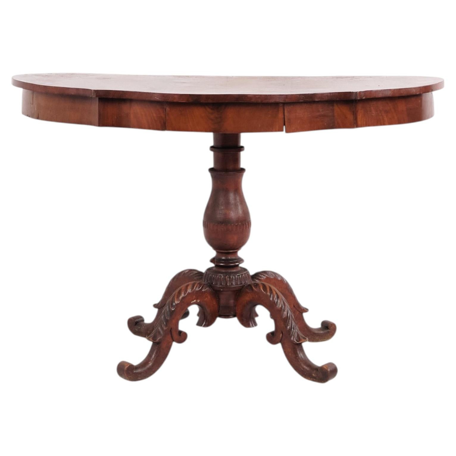 Table d'appoint / de service ancienne en acajou avec détails sculptés, datant du XIXe siècle en vente