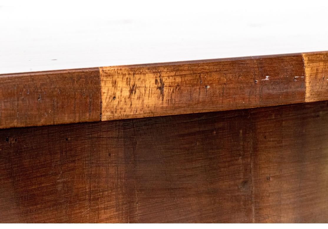 Ancienne table de salle à manger à piédestal et trépied en acajou en vente 4