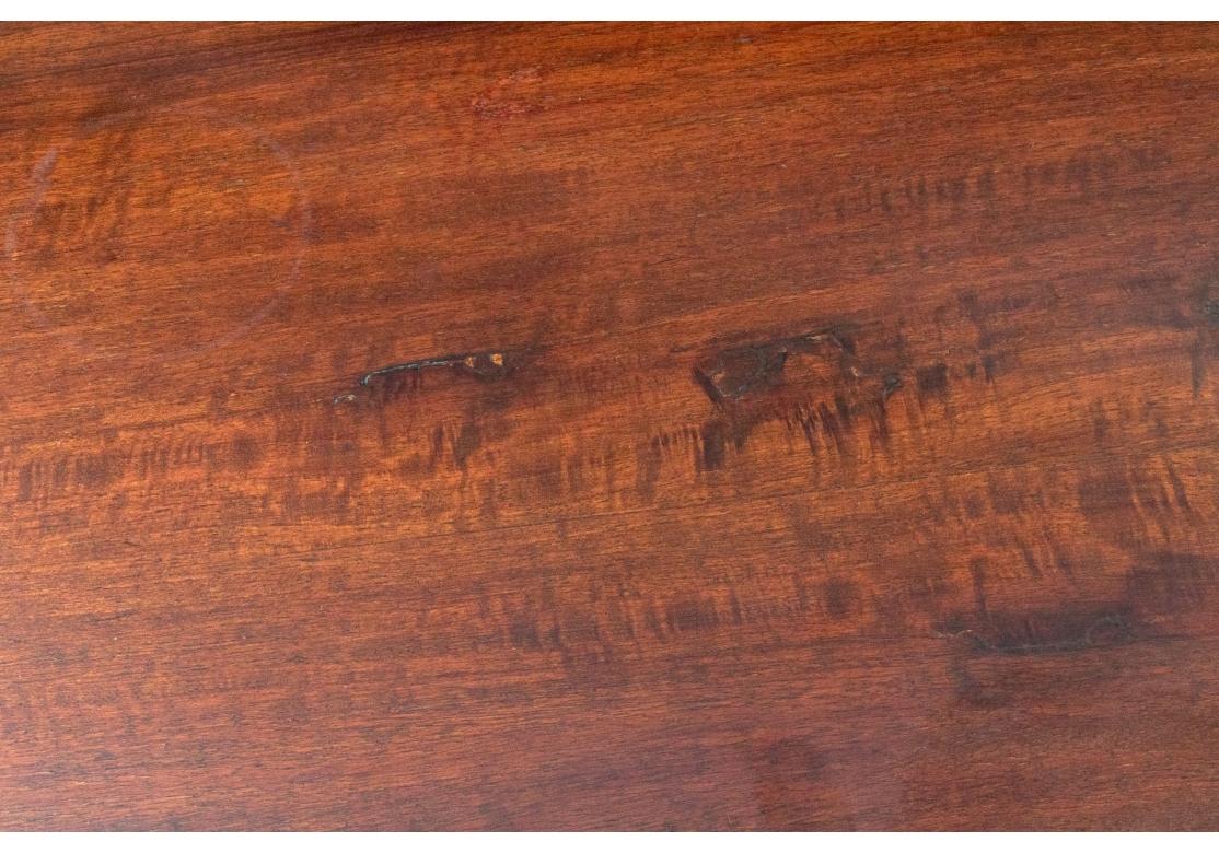 Ancienne table de salle à manger à piédestal et trépied en acajou en vente 6