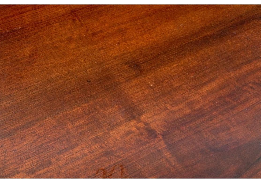 Ancienne table de salle à manger à piédestal et trépied en acajou en vente 7