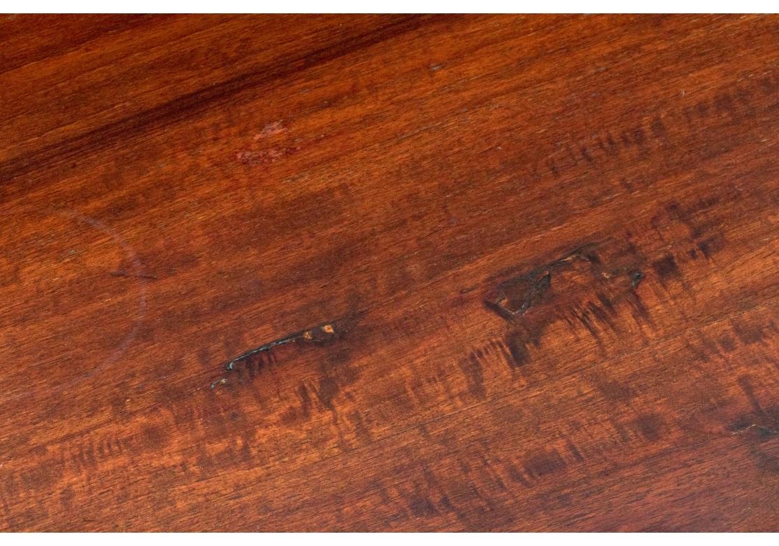 Ancienne table de salle à manger à piédestal et trépied en acajou en vente 8
