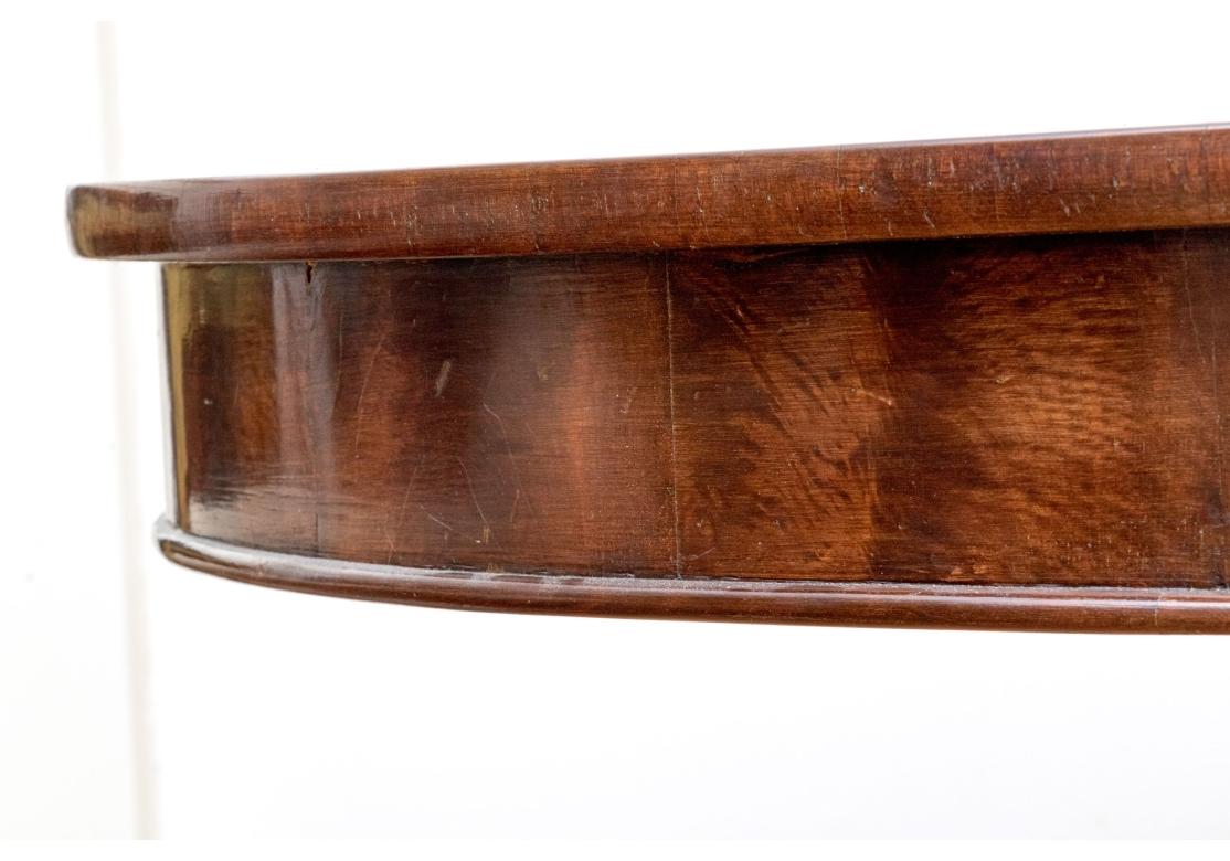 Regency Ancienne table de salle à manger à piédestal et trépied en acajou en vente