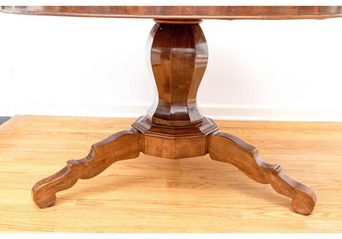 Ancienne table de salle à manger à piédestal et trépied en acajou État moyen - En vente à Bridgeport, CT