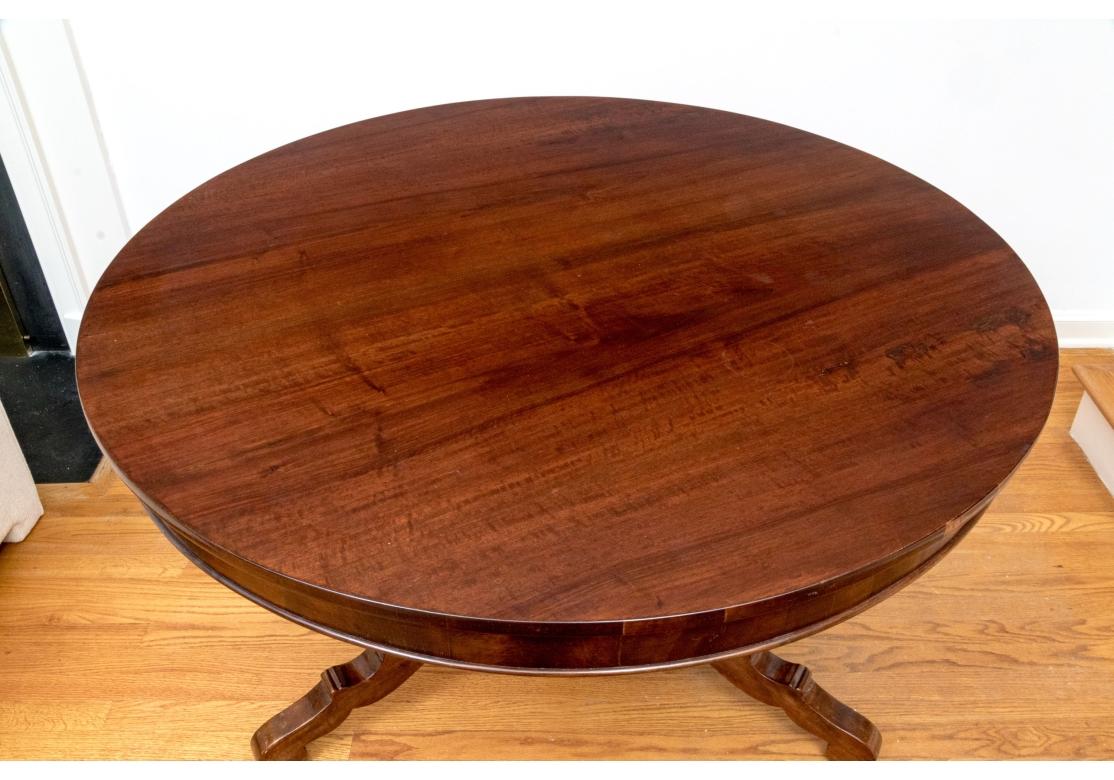 Acajou Ancienne table de salle à manger à piédestal et trépied en acajou en vente