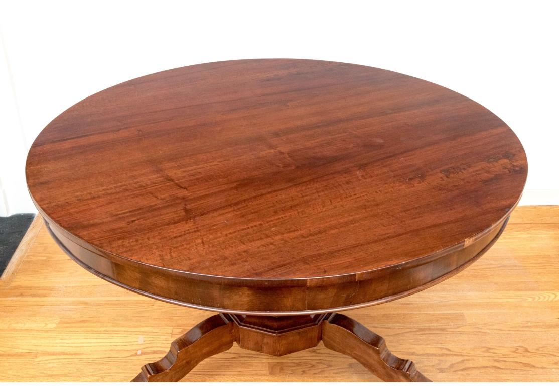 Ancienne table de salle à manger à piédestal et trépied en acajou en vente 1