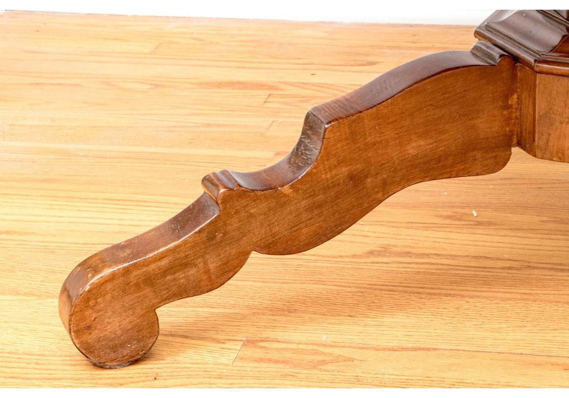 Ancienne table de salle à manger à piédestal et trépied en acajou en vente 2