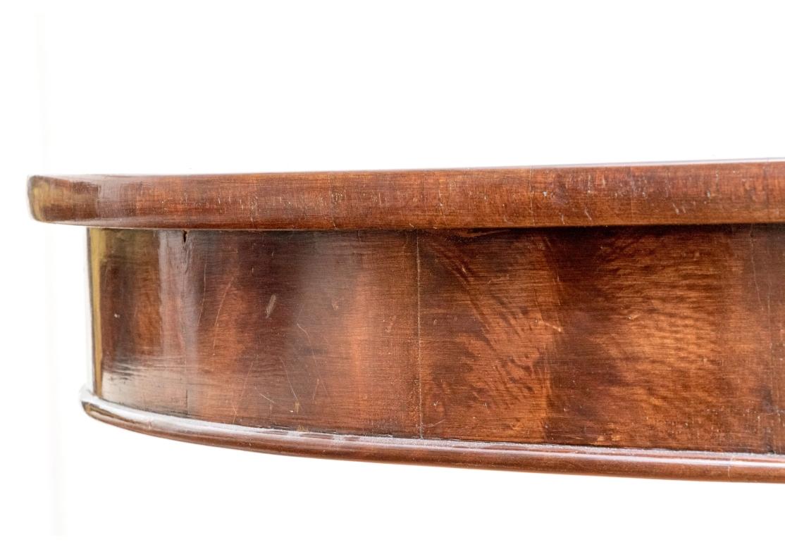 Ancienne table de salle à manger à piédestal et trépied en acajou en vente 3