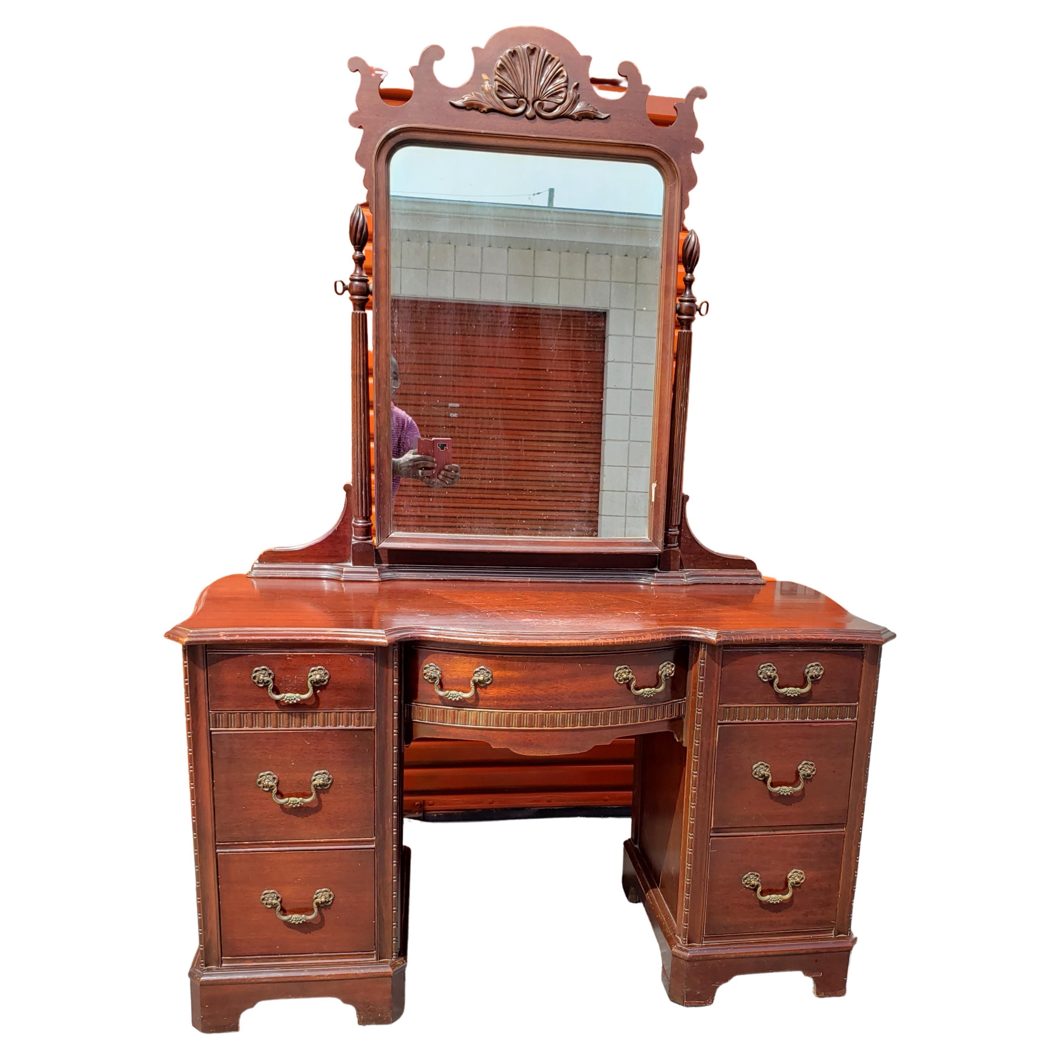 Un magnifique ensemble de chambres à coucher jumelles attribué à Kindel Furniture.
Ensemble en acajou véritable. Le meuble-lavabo figurant sur l'image n'est fourni qu'à titre d'illustration et n'est pas inclus dans l'ensemble.
L'ensemble