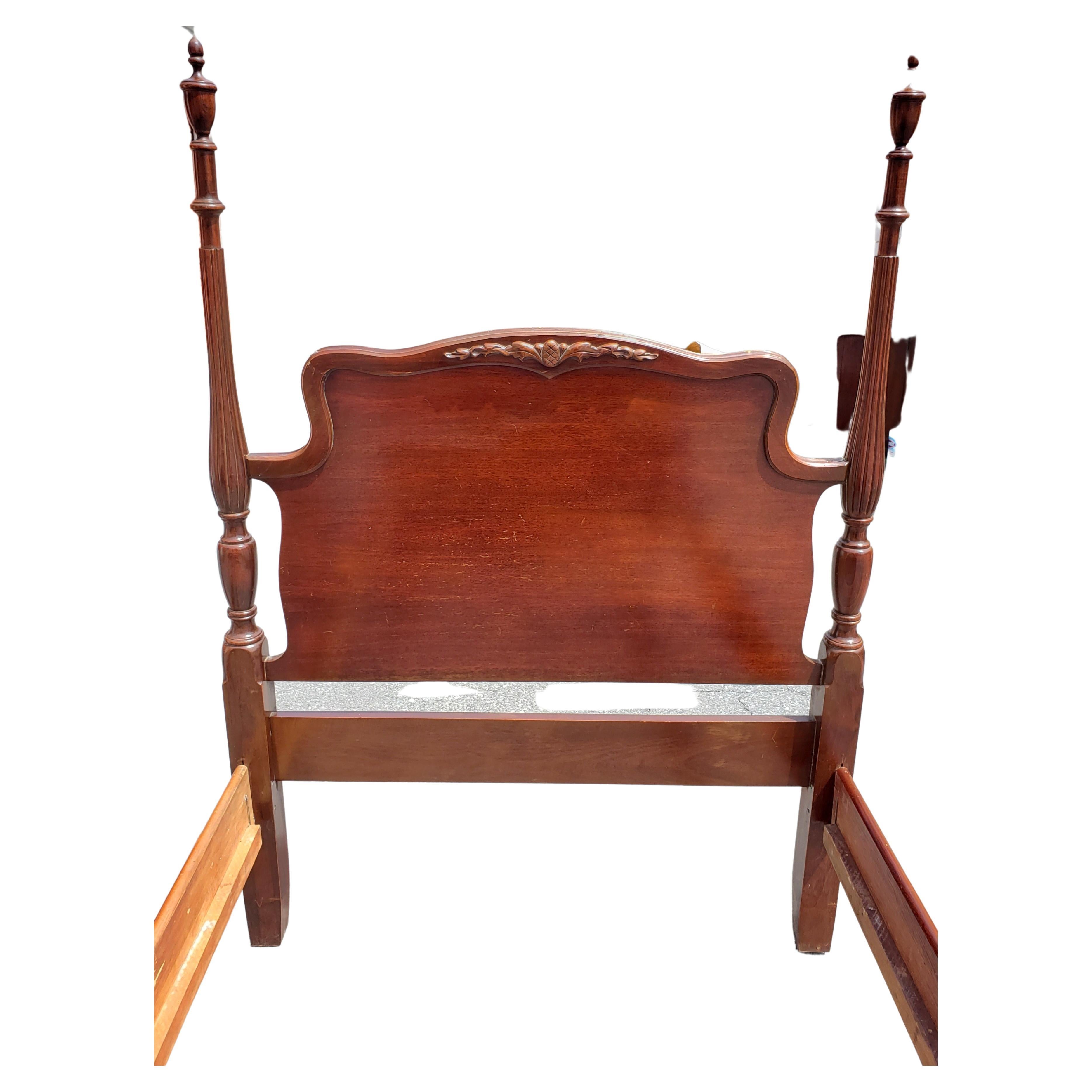 Travail du bois Ensemble de chambres à coucher à baldaquin en acajou antique