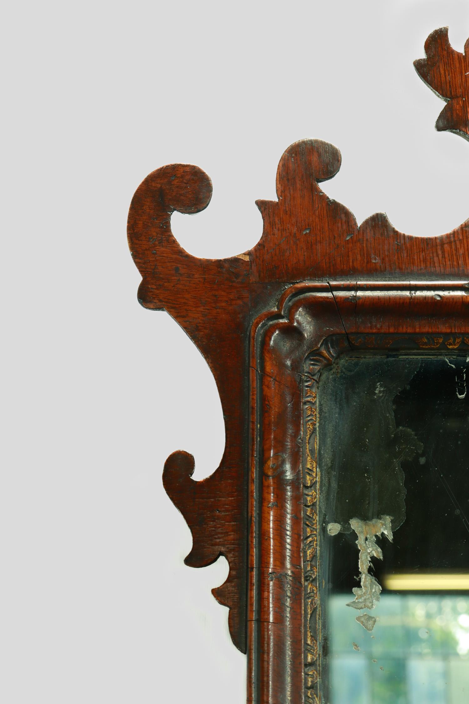 Antique Mirror o specchio in stile Queen Anne in mogano con cresta traforata in vendita 2