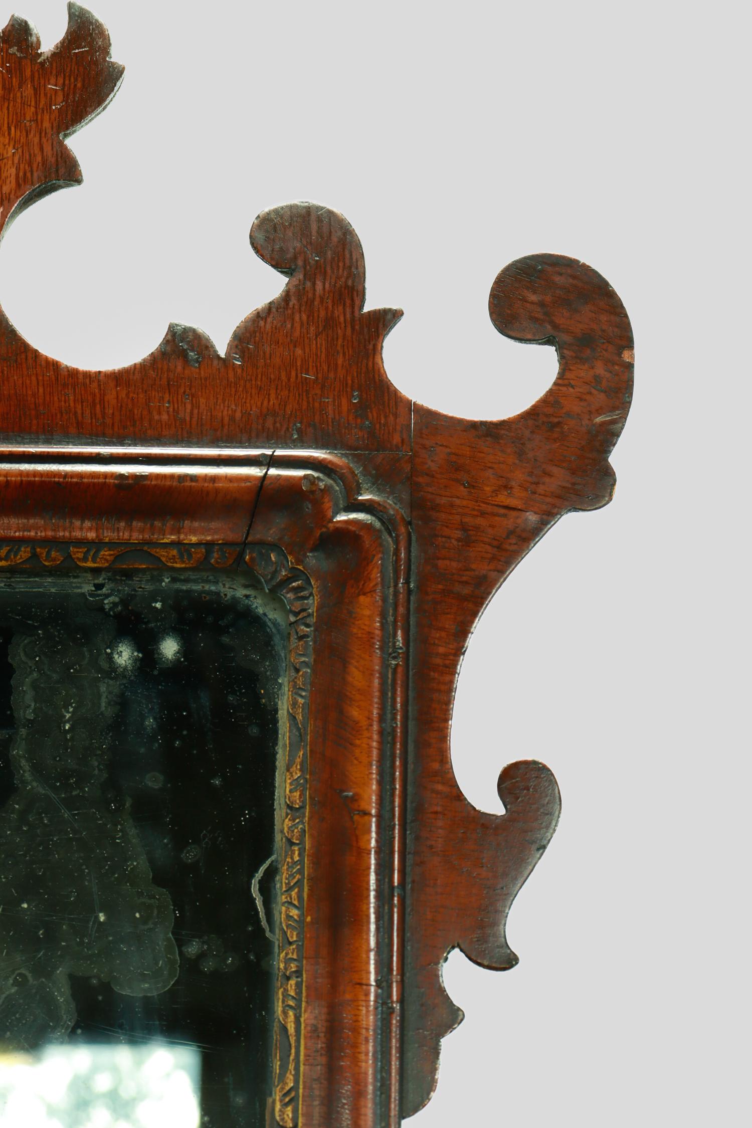 Antique Mirror o specchio in stile Queen Anne in mogano con cresta traforata in vendita 3