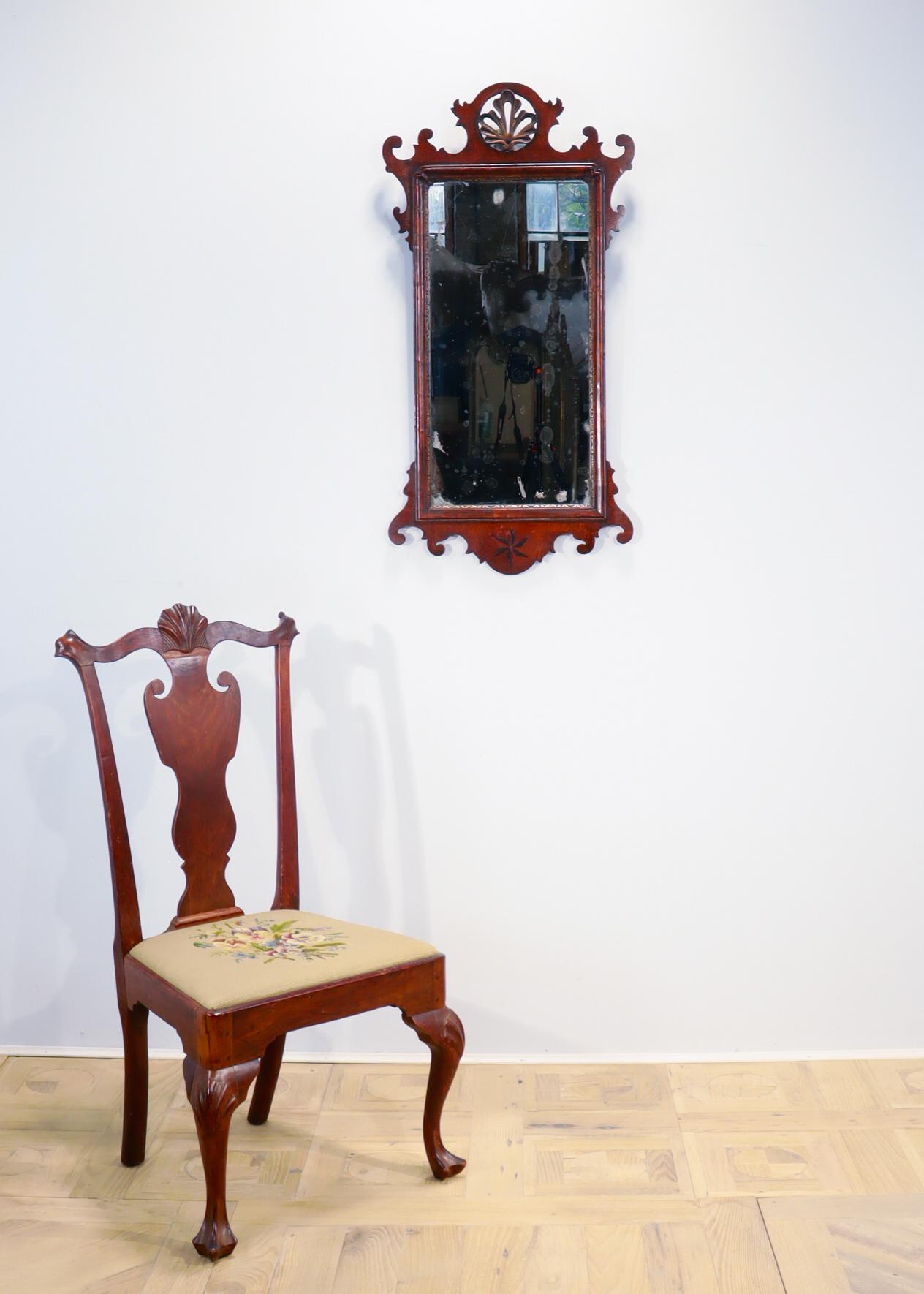 Regina Anna Antique Mirror o specchio in stile Queen Anne in mogano con cresta traforata in vendita
