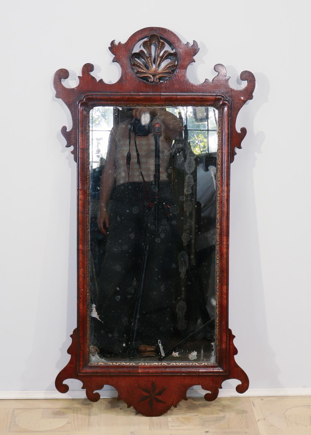 Sconosciuto Antique Mirror o specchio in stile Queen Anne in mogano con cresta traforata in vendita
