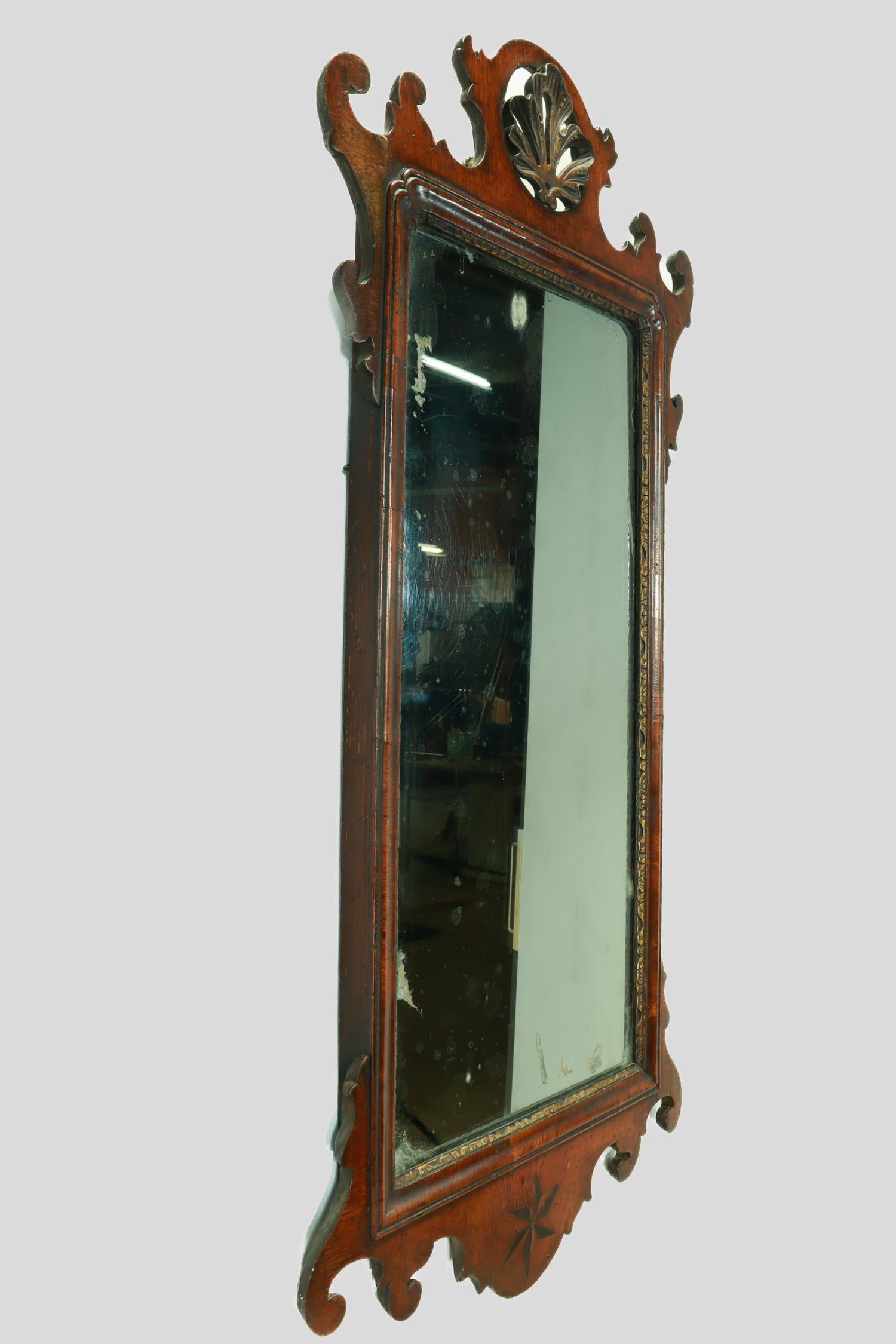 Antique Mirror o specchio in stile Queen Anne in mogano con cresta traforata In condizioni buone in vendita a Philadelphia, PA