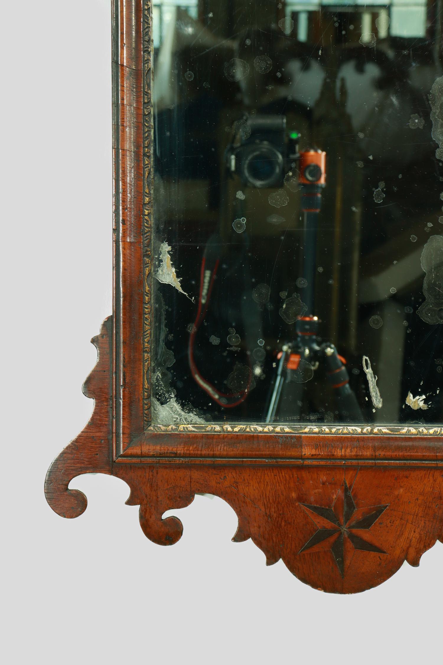 XX secolo Antique Mirror o specchio in stile Queen Anne in mogano con cresta traforata in vendita