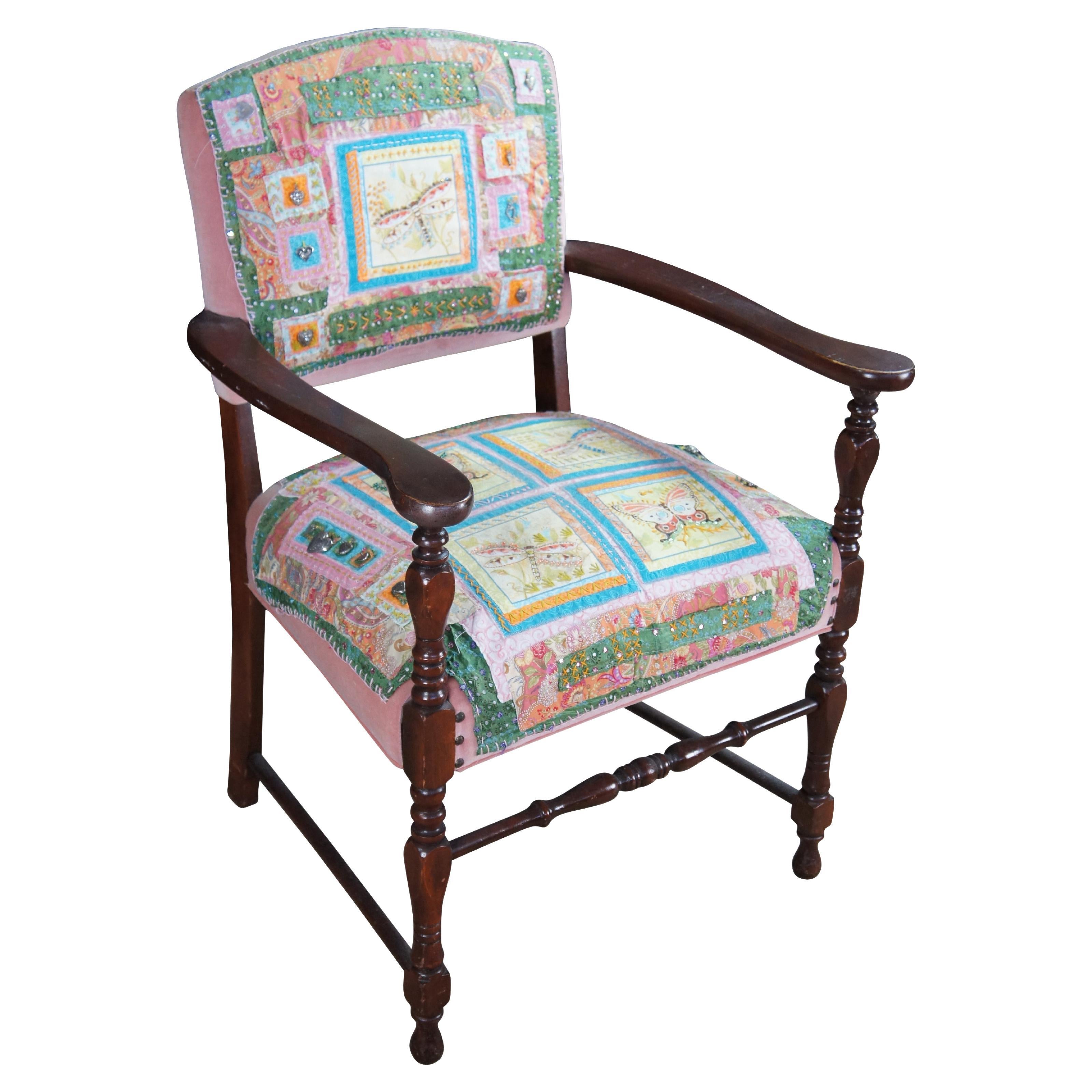 Poltrona Charme Antiques in mogano trapuntata in velluto con farfalla e libellula in vendita