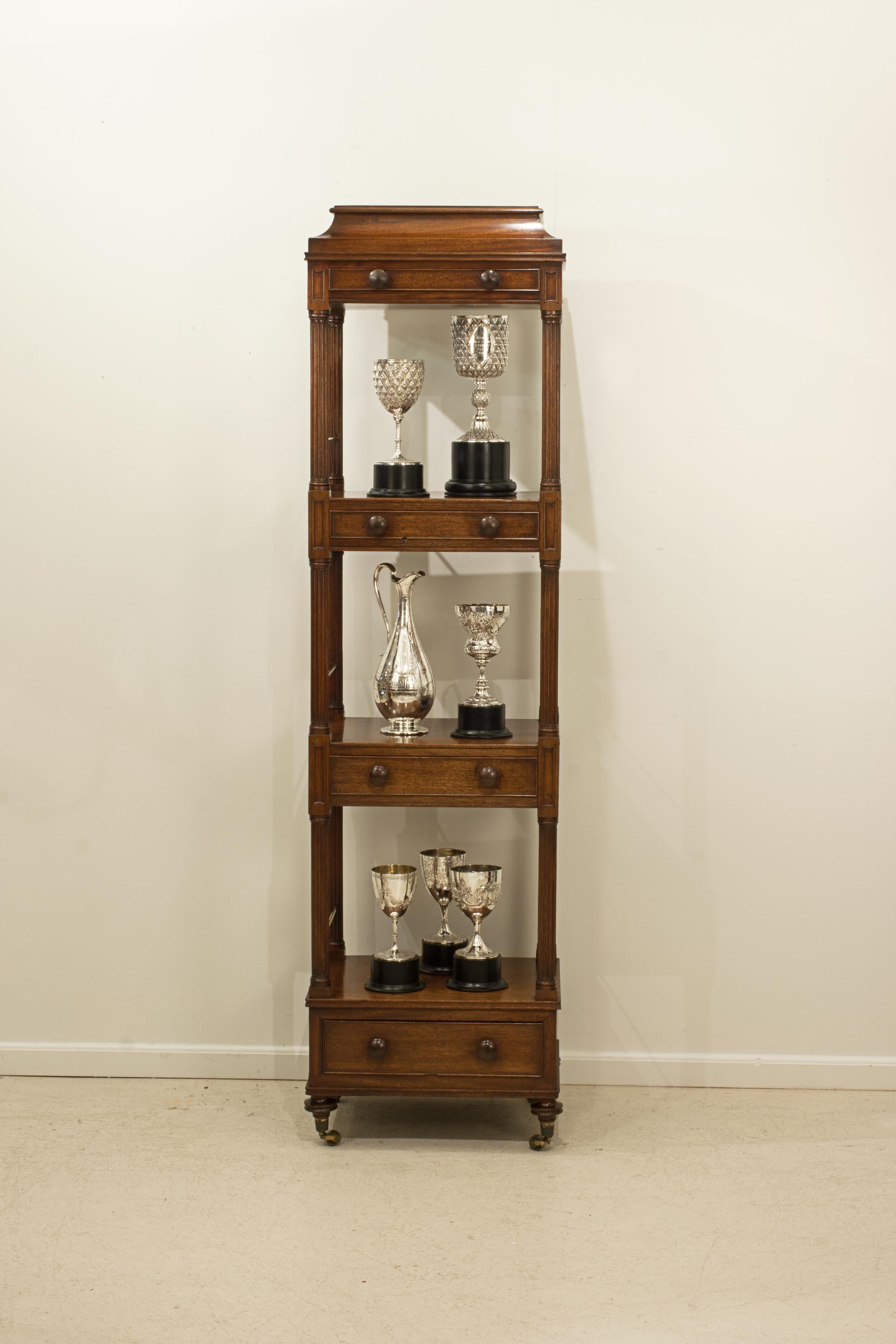 Inglese Etagere Regency in mogano antico, What Not in vendita