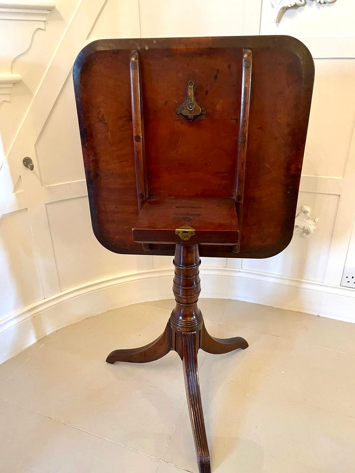 Table tripode de style Régence en acajou ancien en vente 5