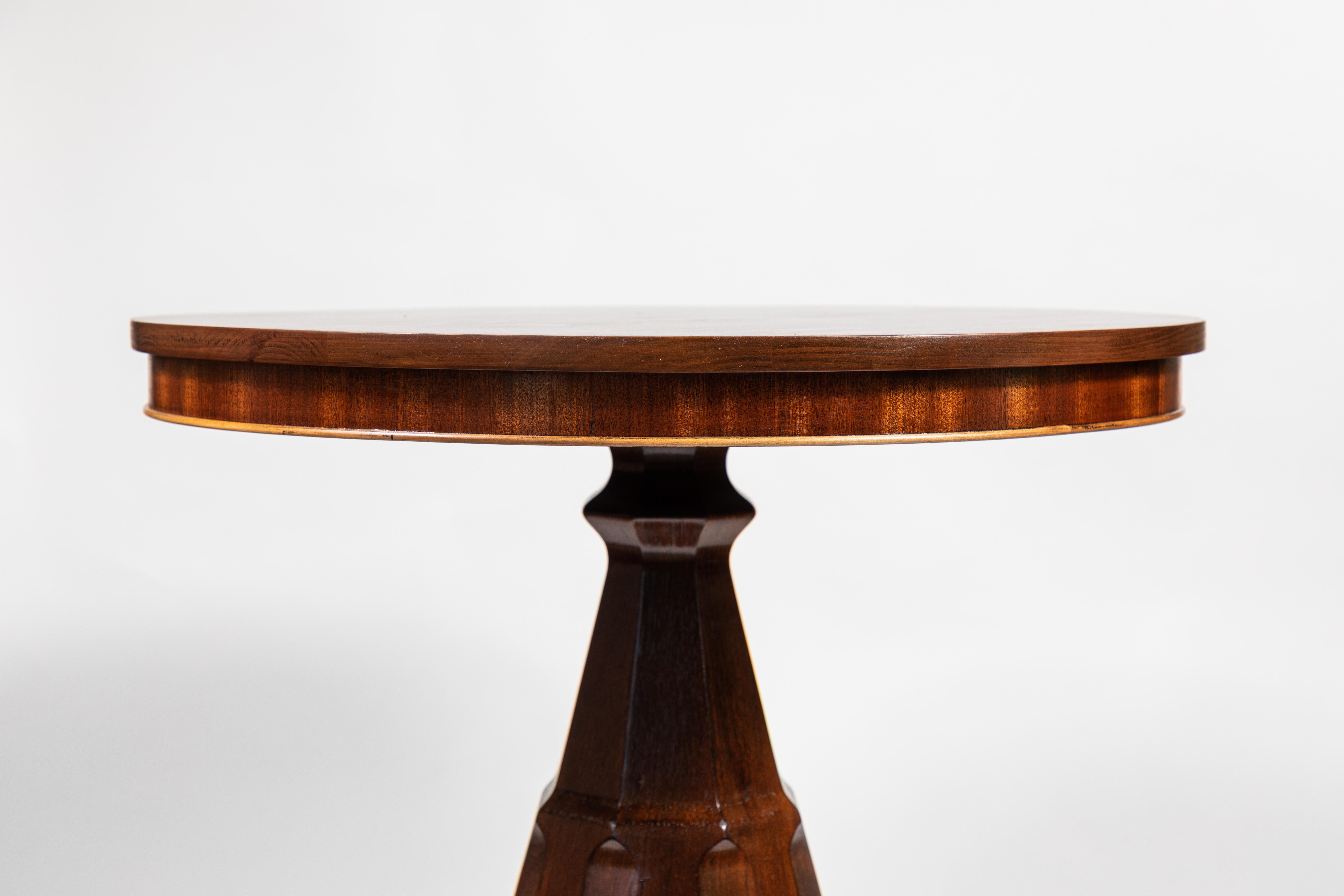 Antique Mahogany Round Pedestal Side Table In Good Condition In Pasadena, CA