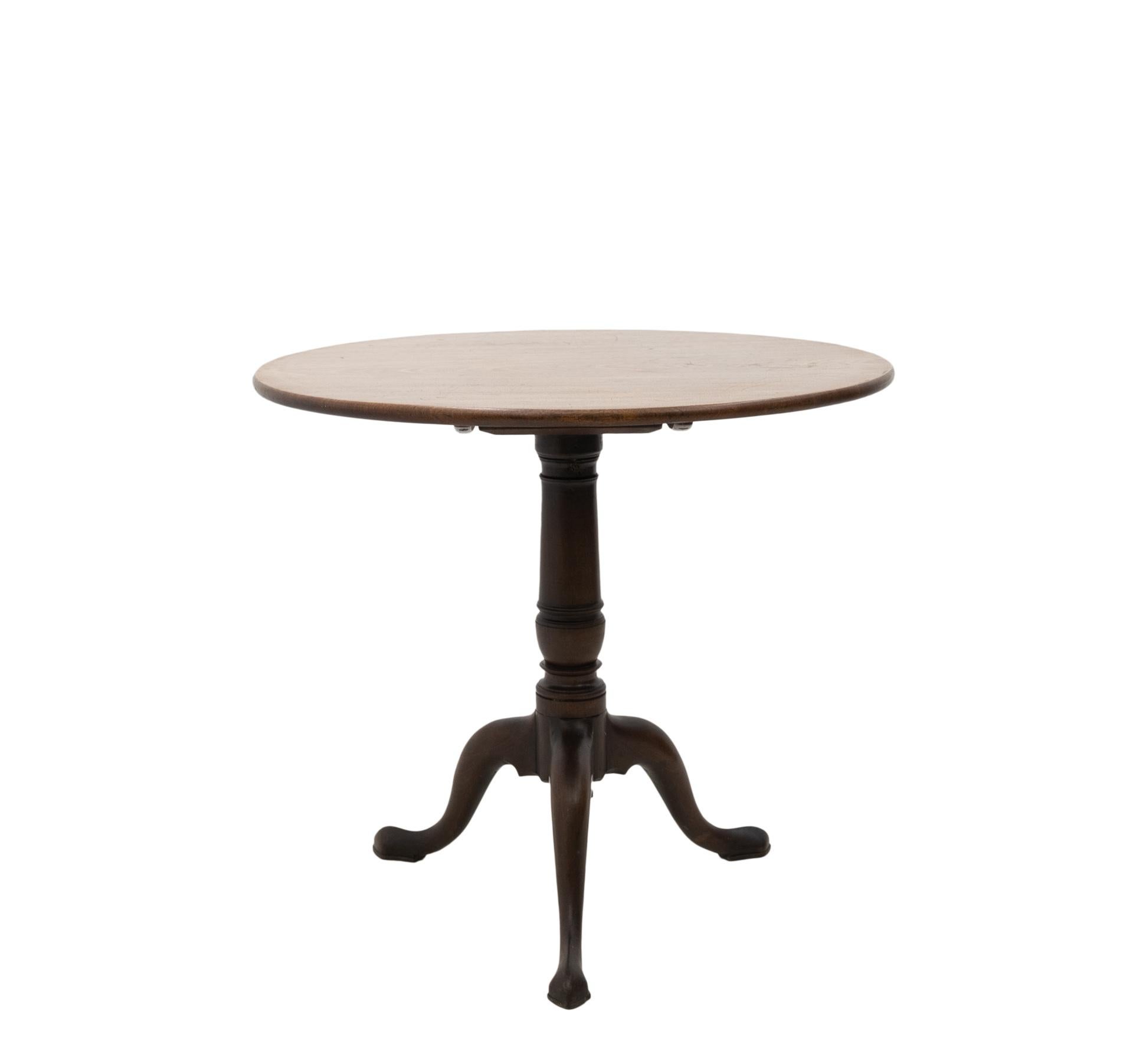 Antieke Ronde Bijzettafel

Beautiful aged mahogany side table in perfect and original condition. It is a tilt-top table. This means that the top can be folded up. Originally this was made because the table was only used for visitors. When the