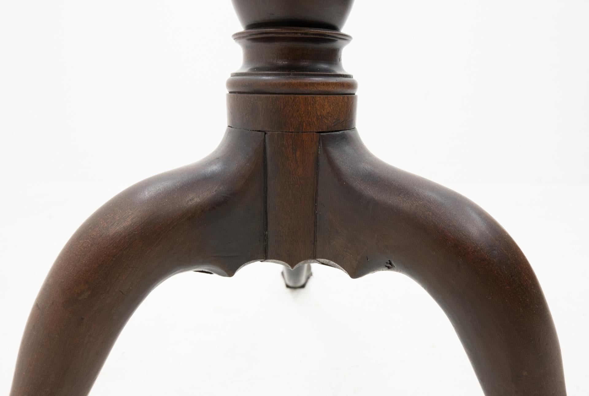 Mid-19th Century Antique Mahogany Round Tilt-Top Table