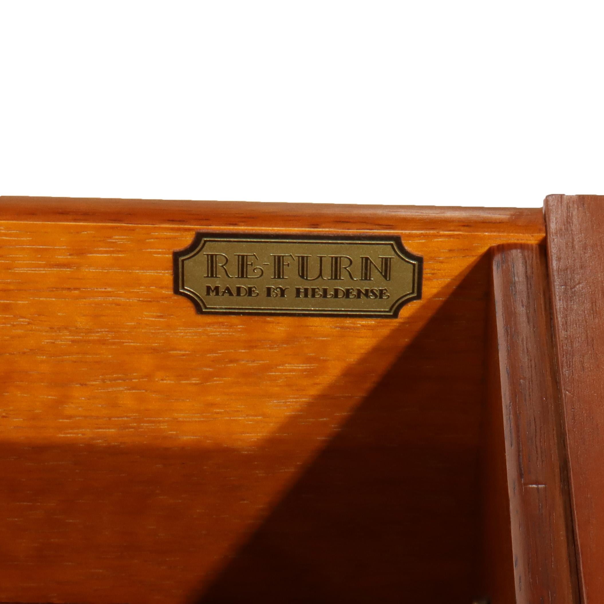 Antico gabinetto per le porcellane a due ante e cinque cassetti in mogano e legno satinato C1920 in vendita 6